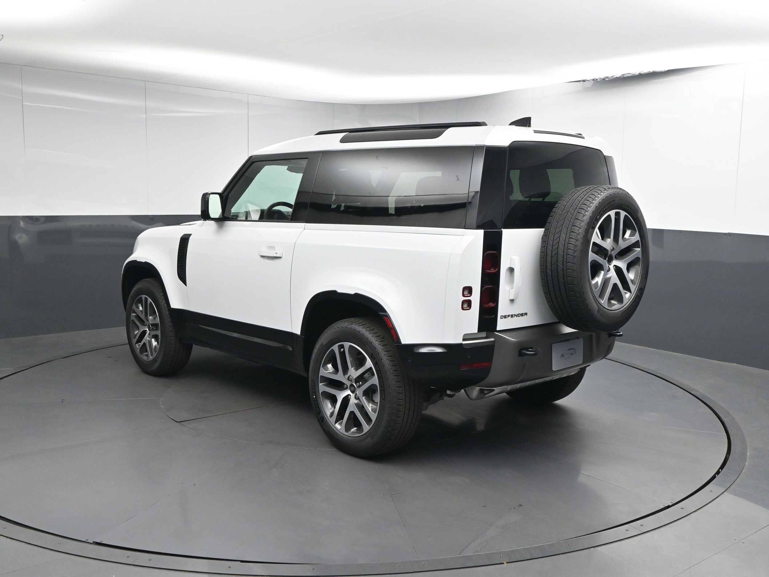 2025 Land Rover Defender 90 X-Dynamic SE photo 3