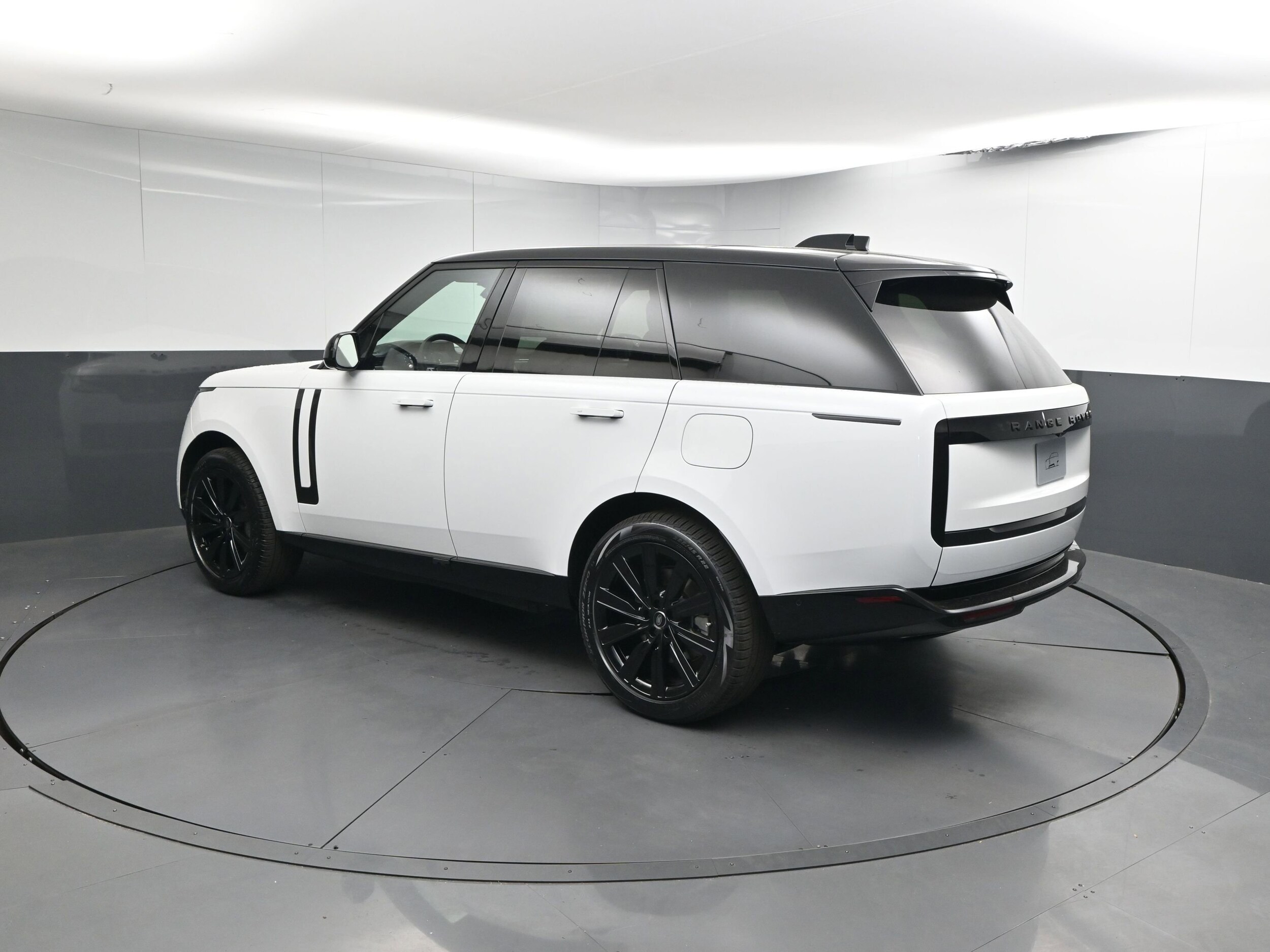 2025 Land Rover Range Rover SE photo 3