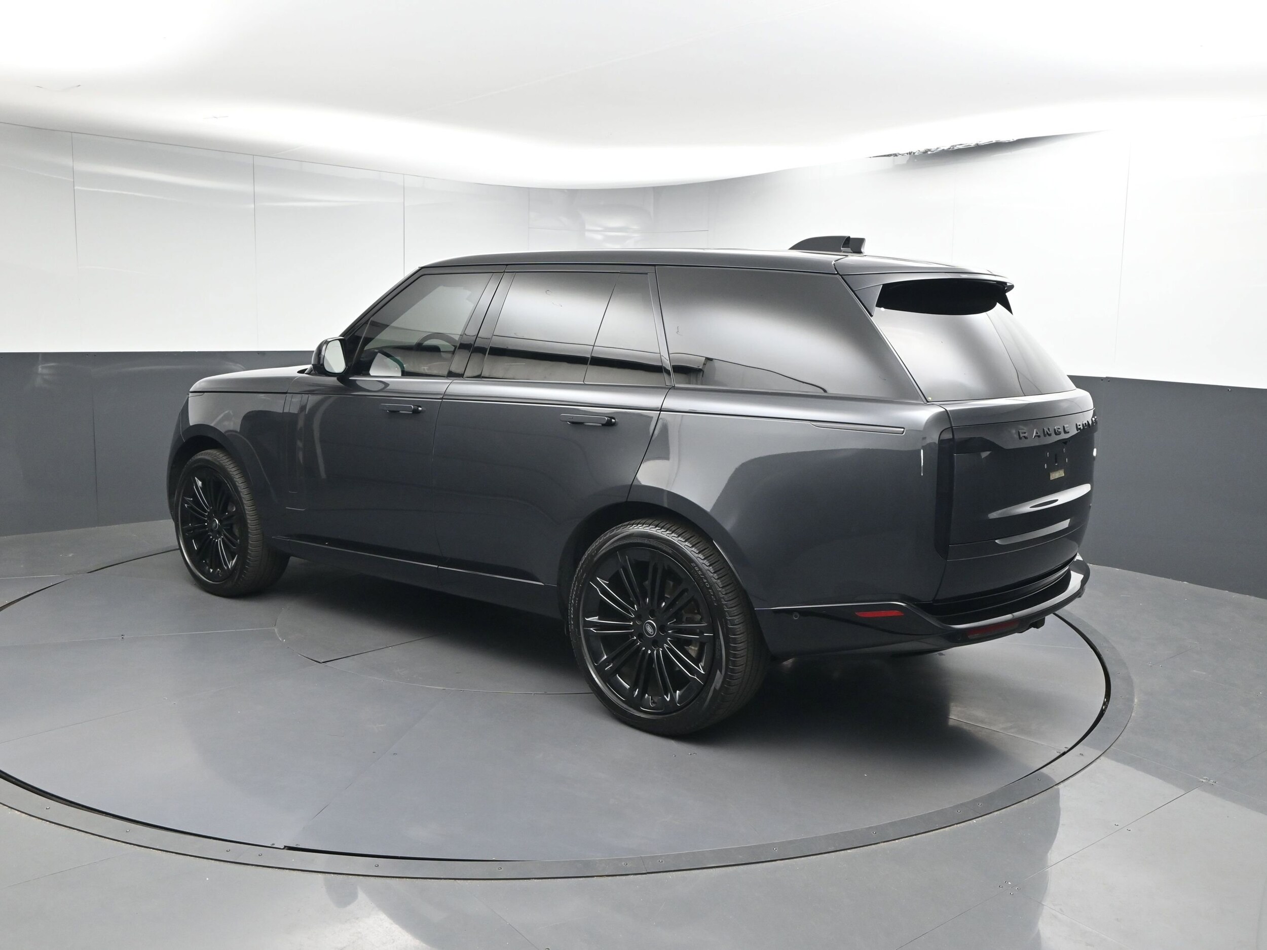 2023 Land Rover Range Rover SE photo 3