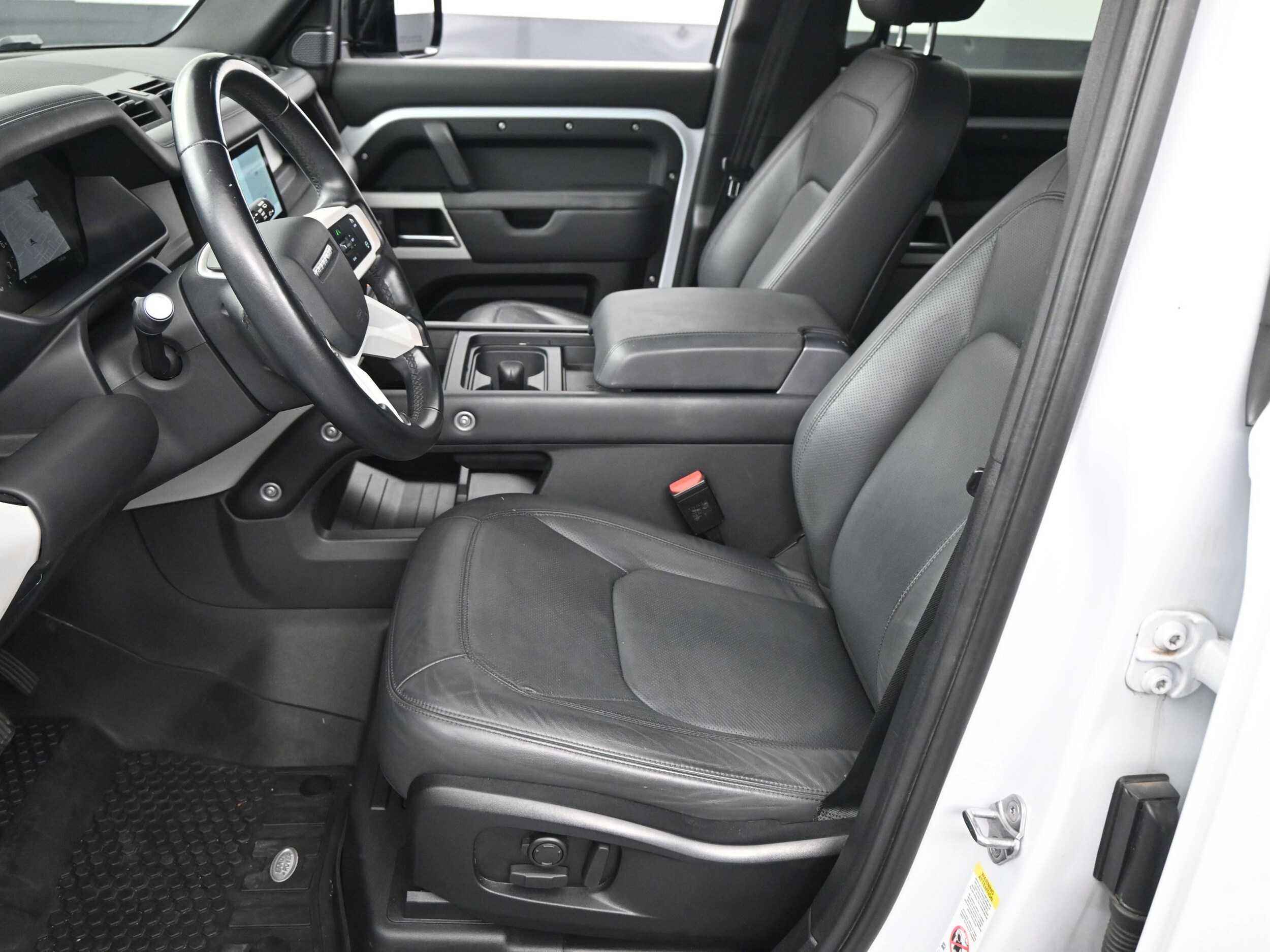 2023 Land Rover Defender 110 S photo 3