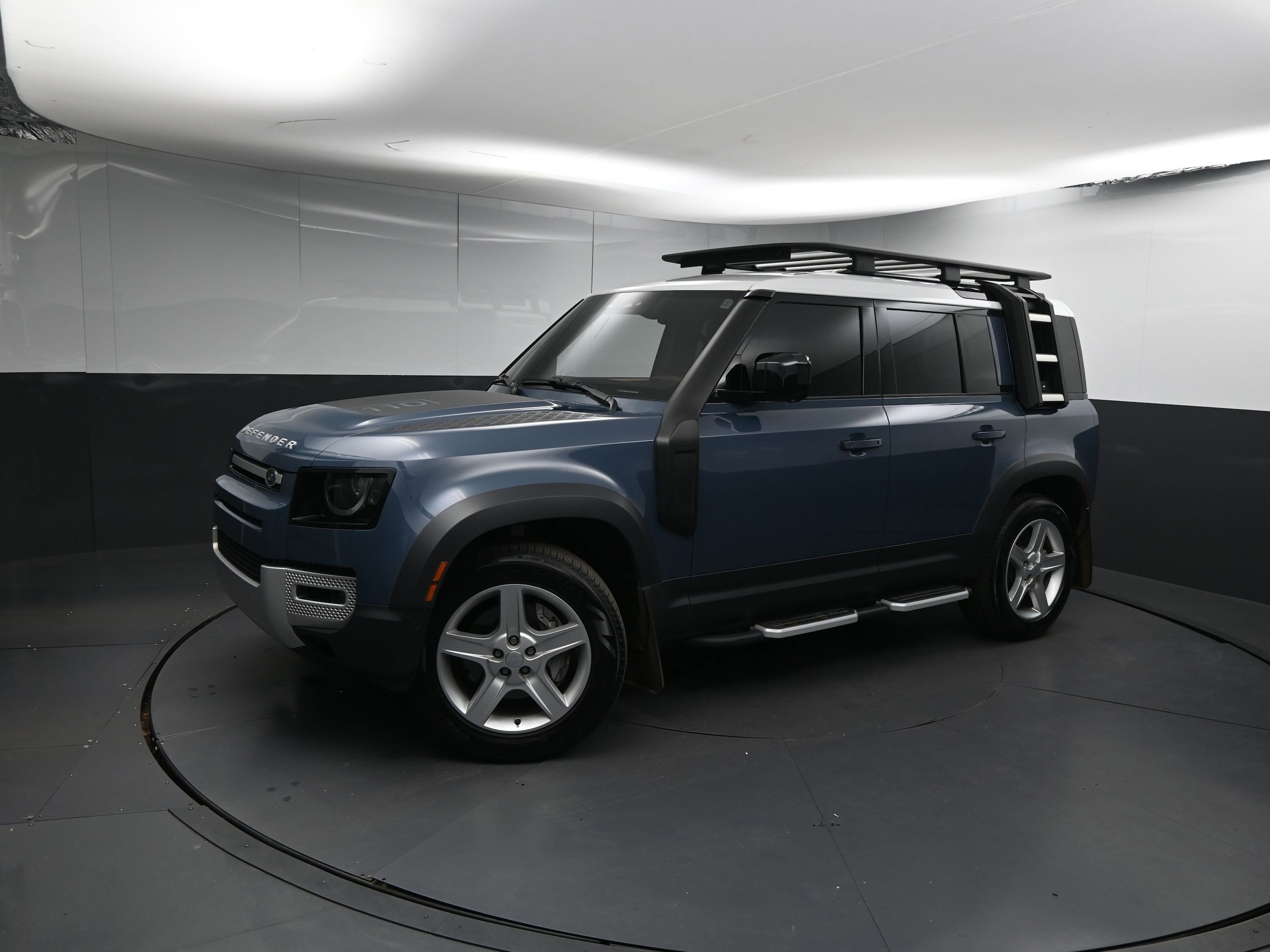 2023 Land Rover Defender SE's photo