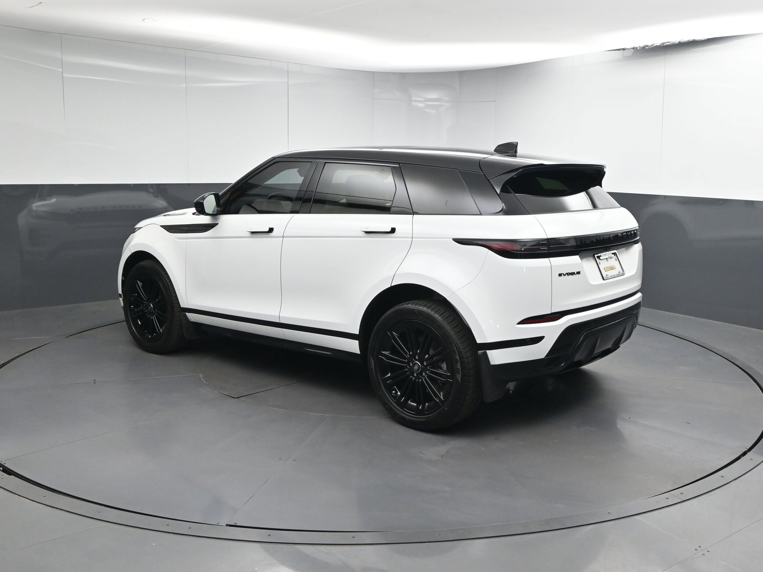 2025 Land Rover Range Rover Evoque Dynamic SE photo 2