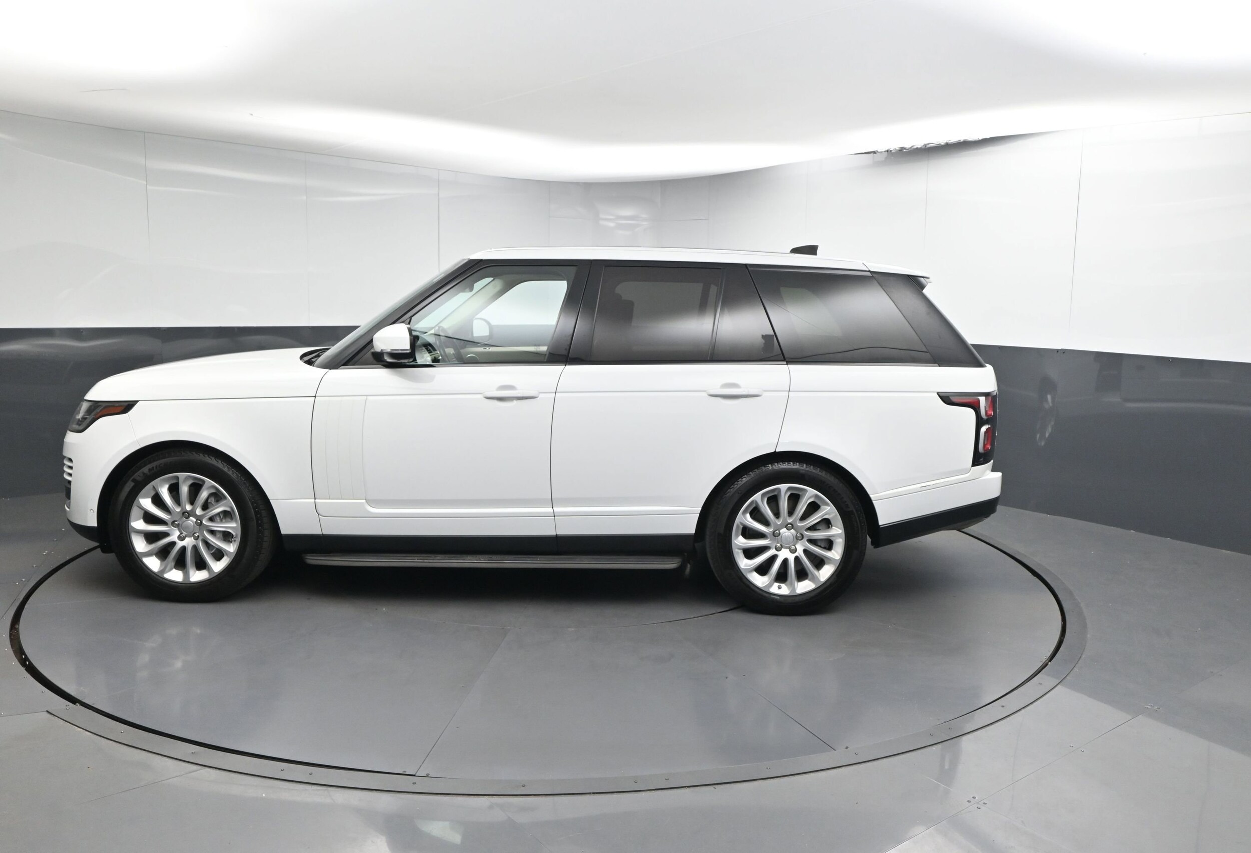 2018 Land Rover Range Rover SuperCharged HSE photo 2