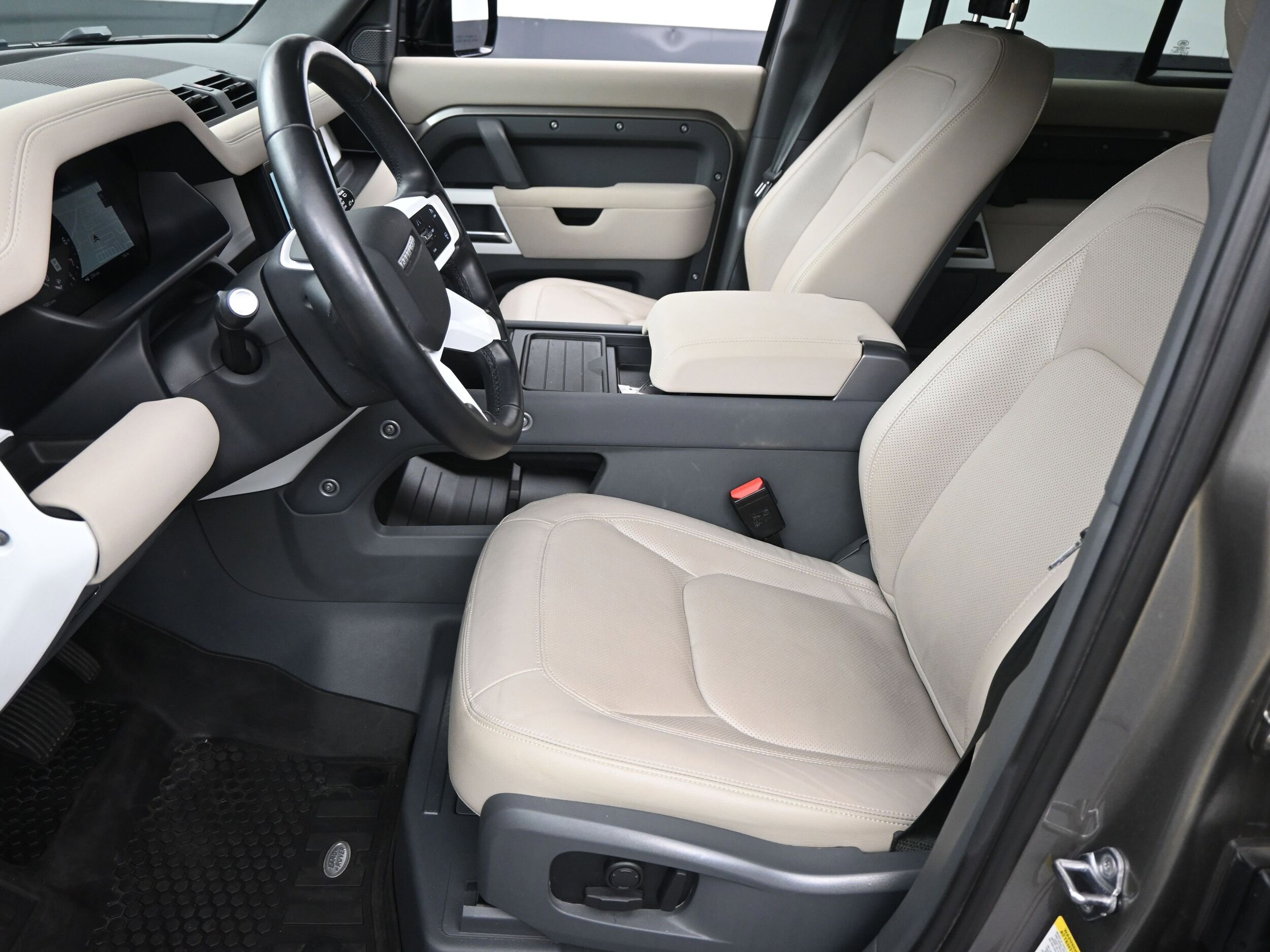 2023 Land Rover Defender 110 S photo 3