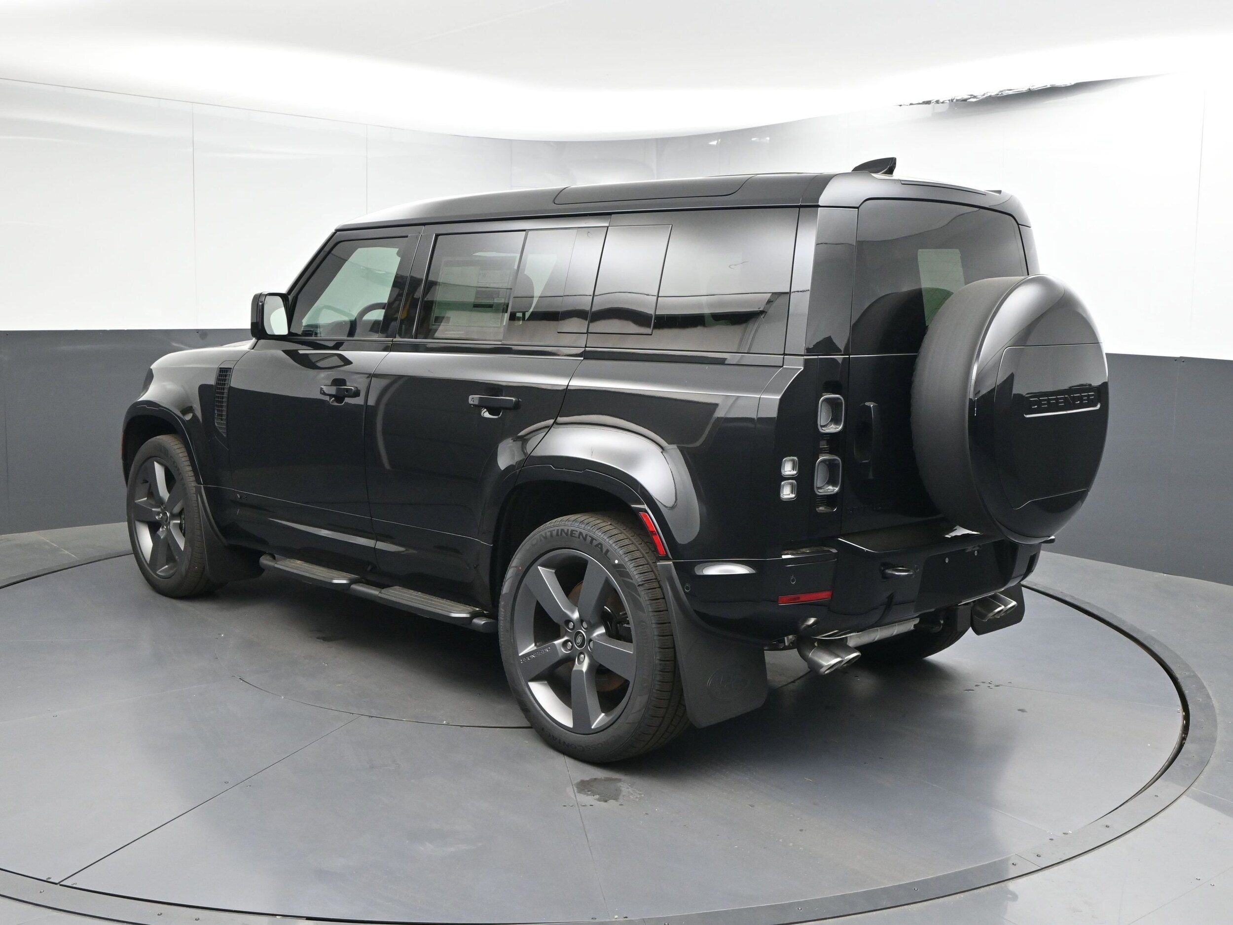 2025 Land Rover Defender 110 V8 photo 3
