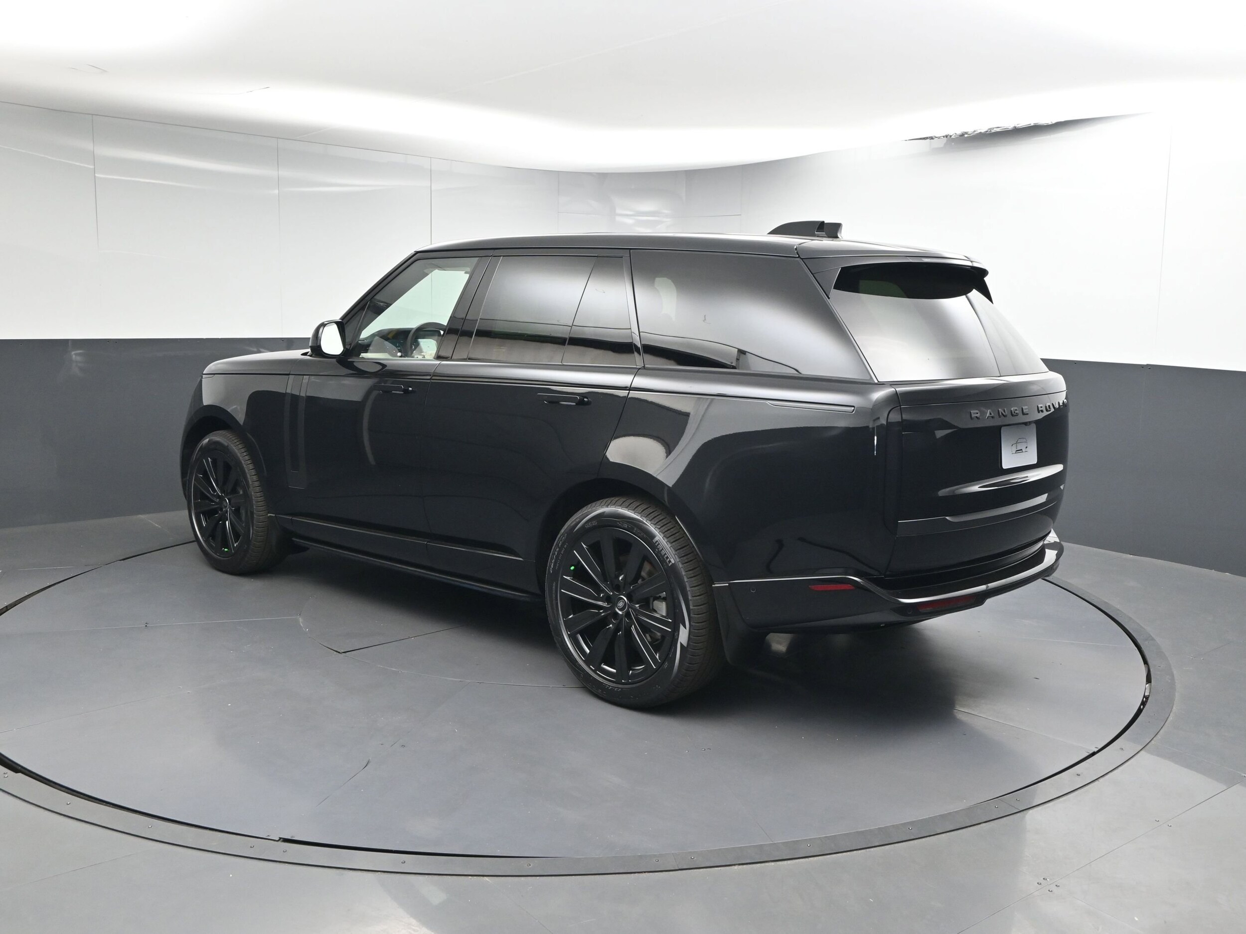 2025 Land Rover Range Rover SE photo 3