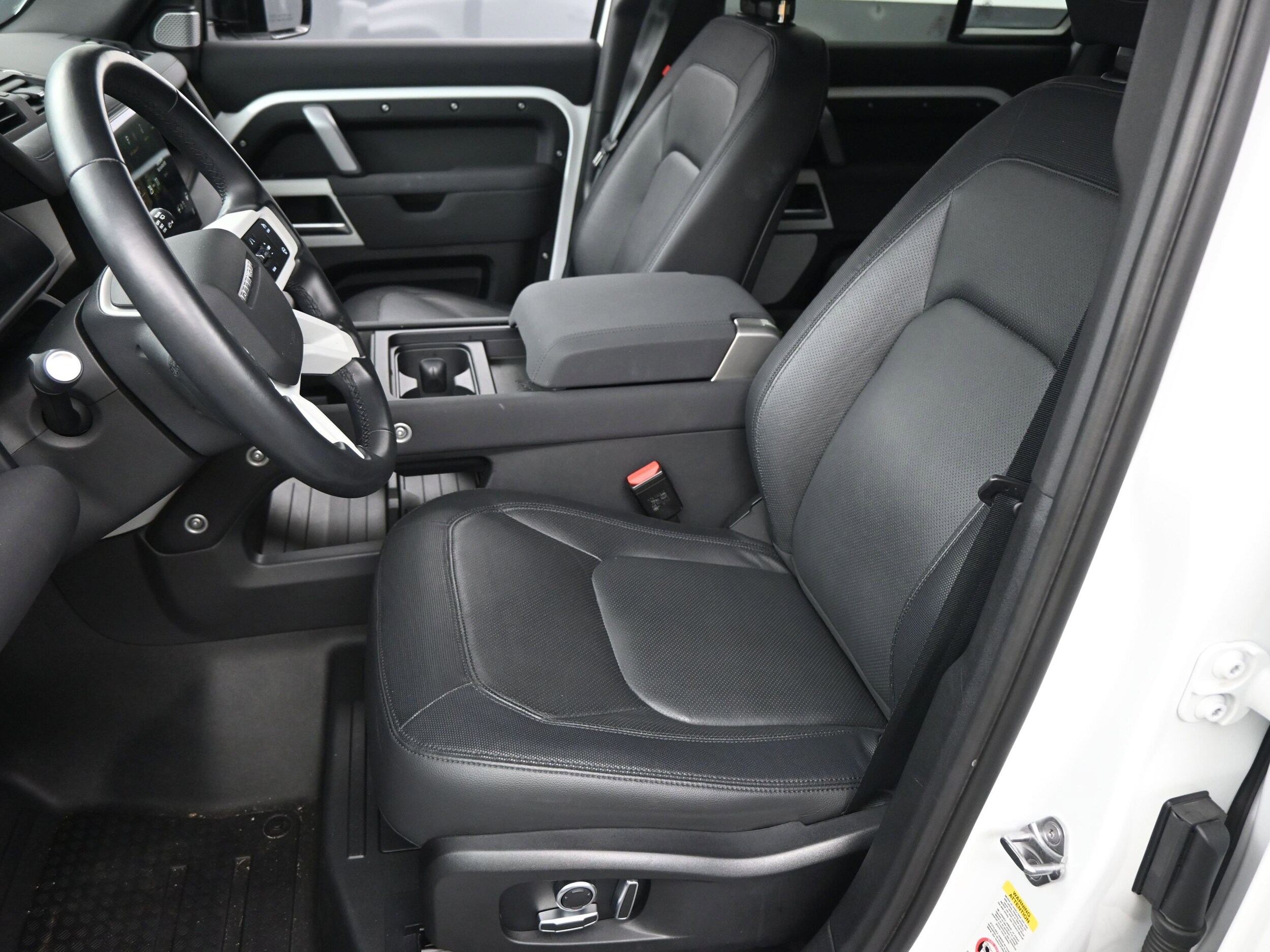2023 Land Rover Defender 130 X-Dynamic SE photo 4