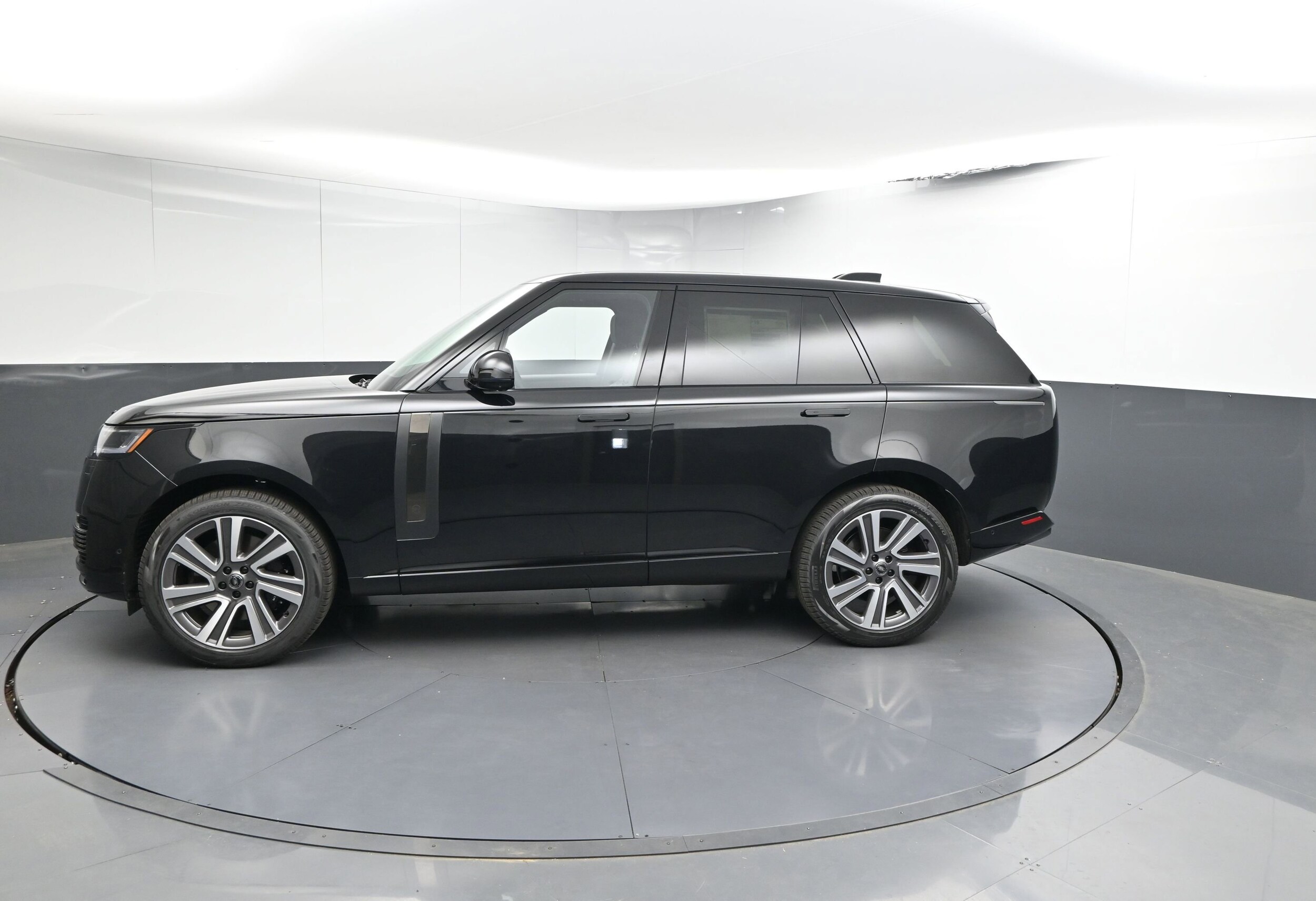 2025 Land Rover Range Rover SV photo 2