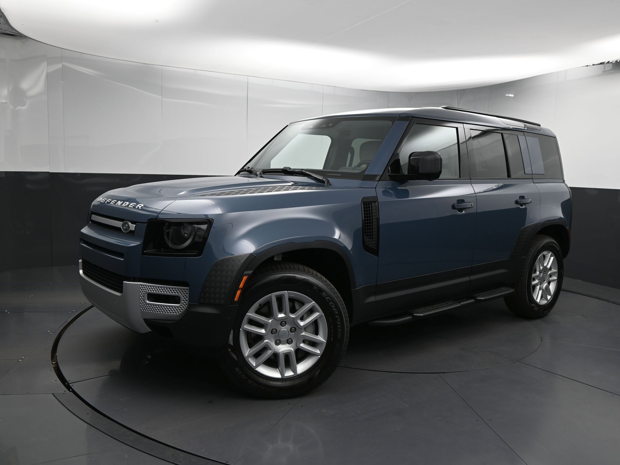 2025 Land Rover Defender S's photo