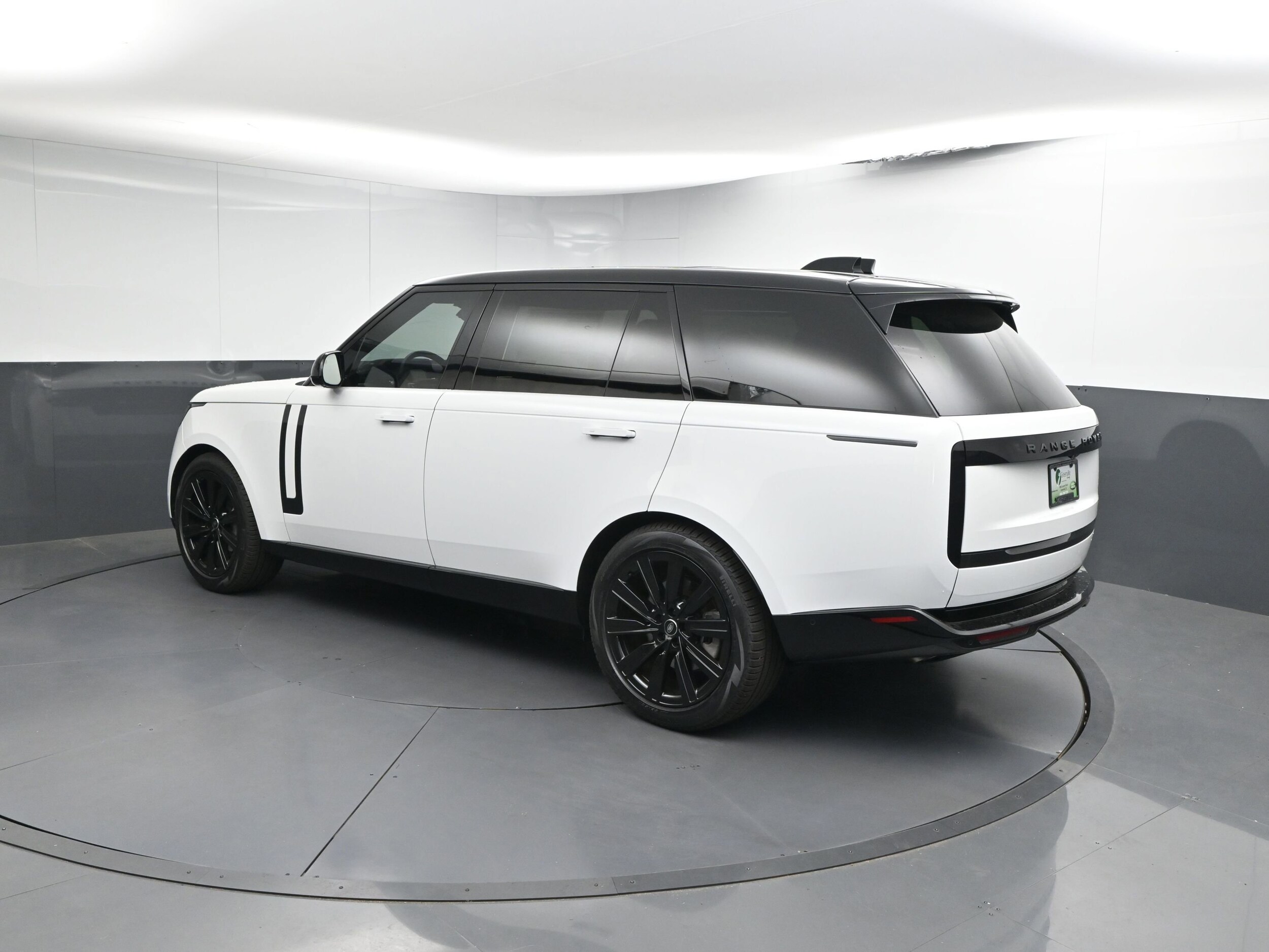 2025 Land Rover Range Rover SE photo 3