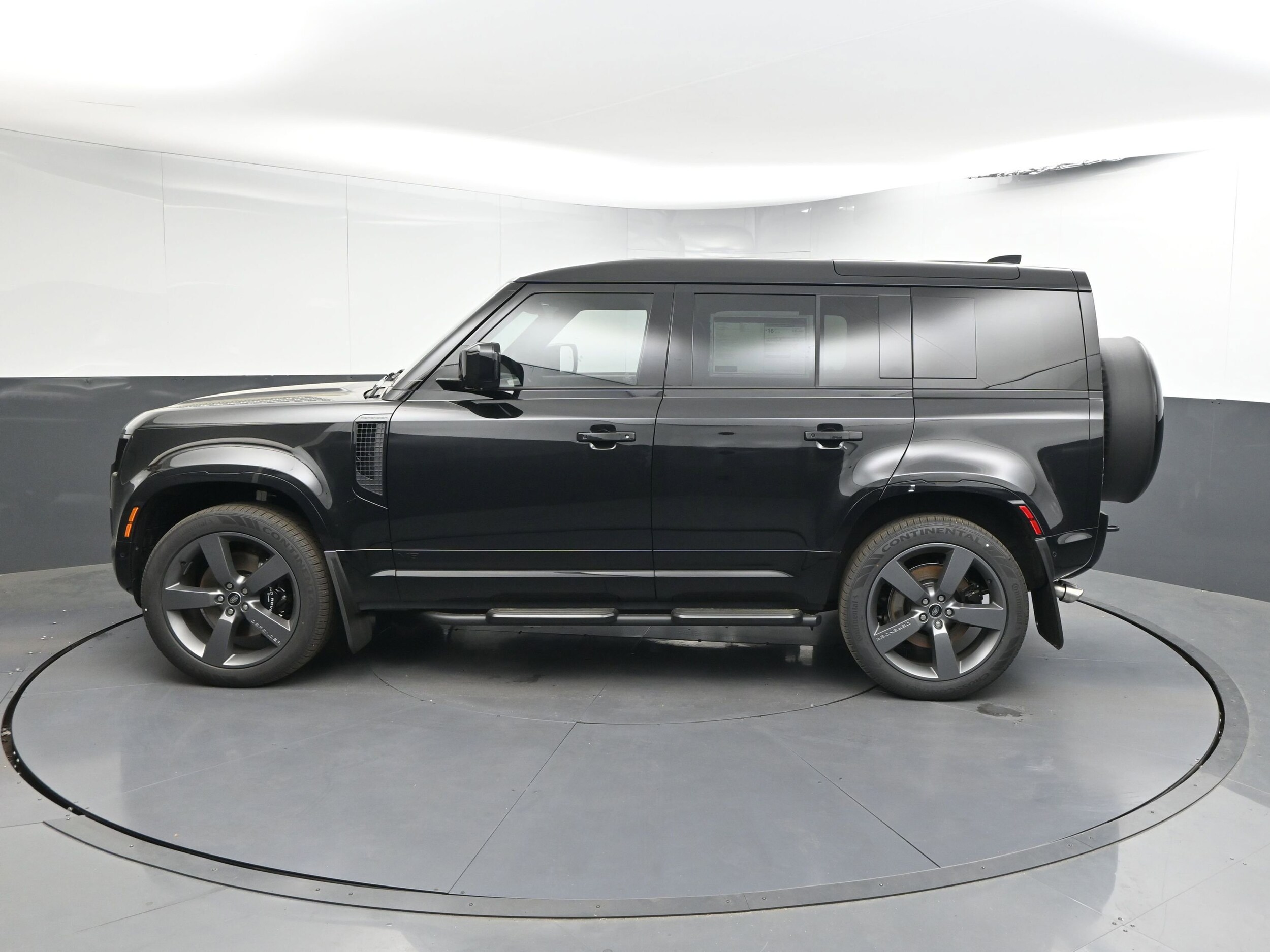 2025 Land Rover Defender 110 V8 photo 2