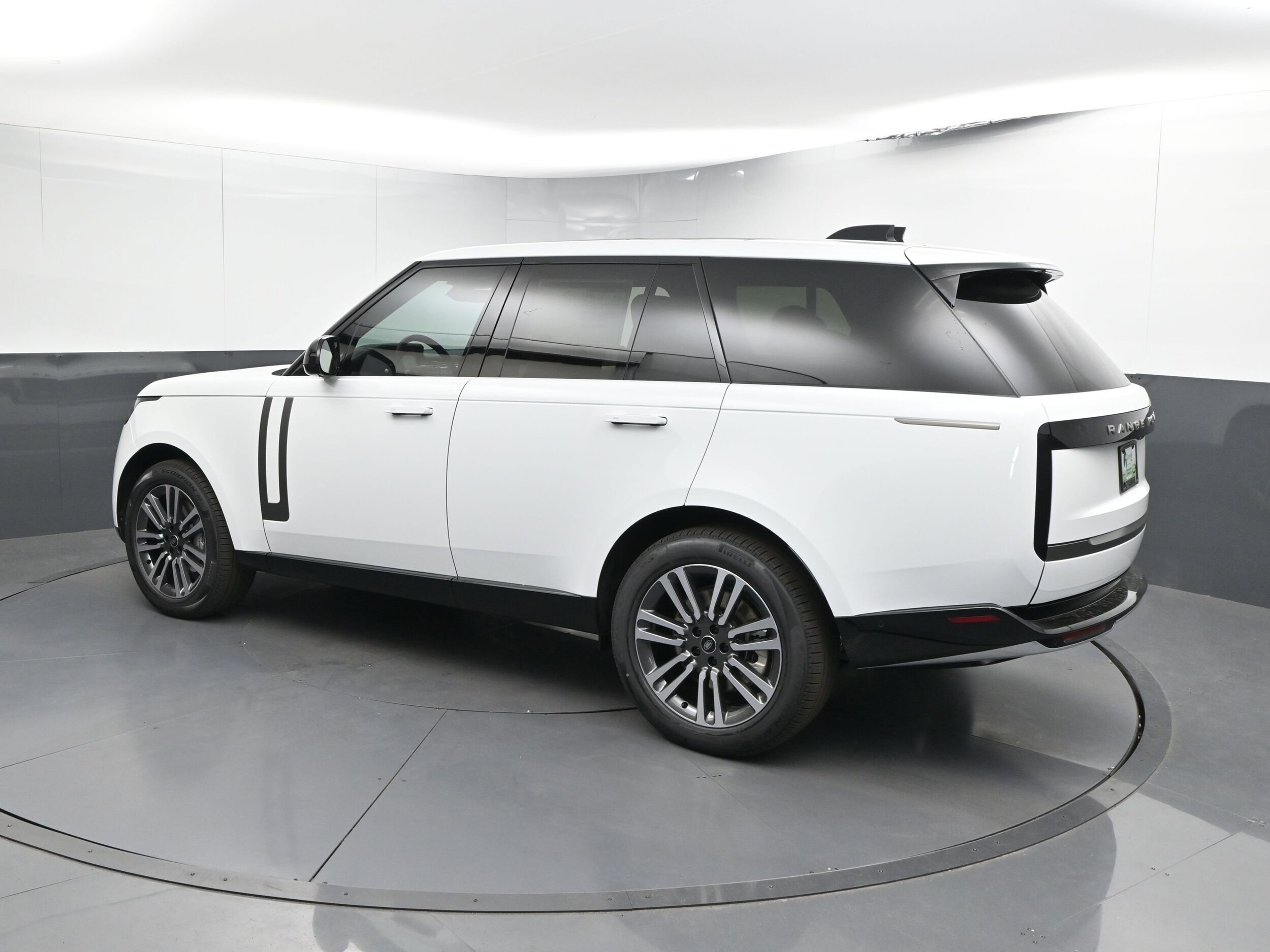 2025 Land Rover Range Rover SE photo 2