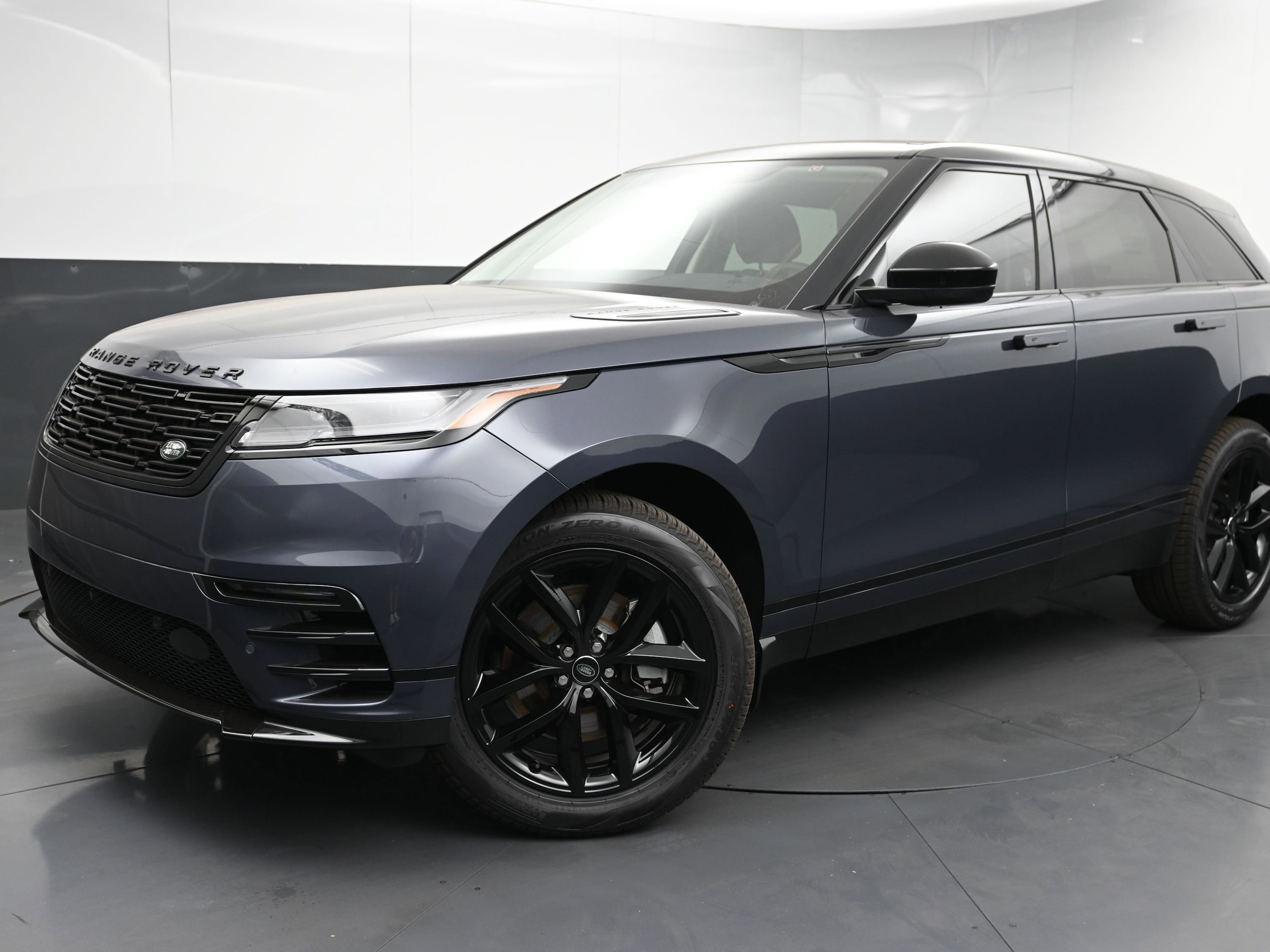 2025 Land Rover Range Rover Velar Dynamic SE's photo