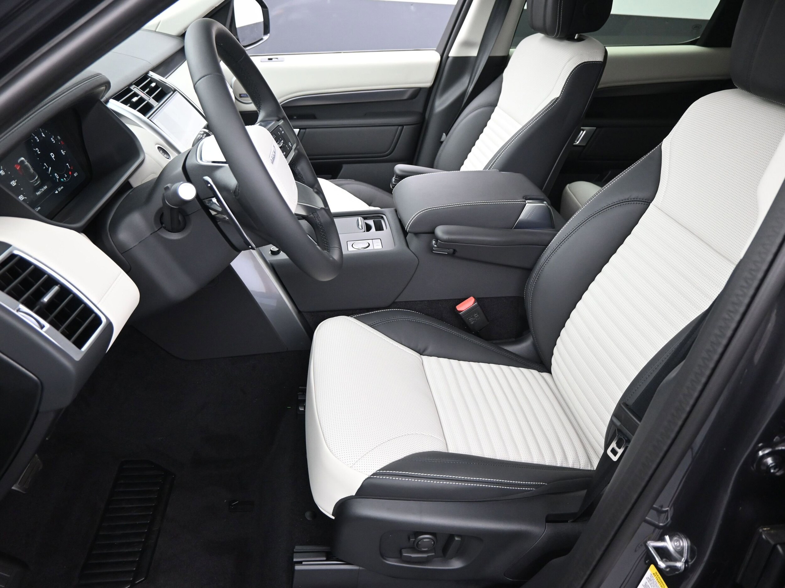 2025 Land Rover Discovery Metropolitan Edition photo 3