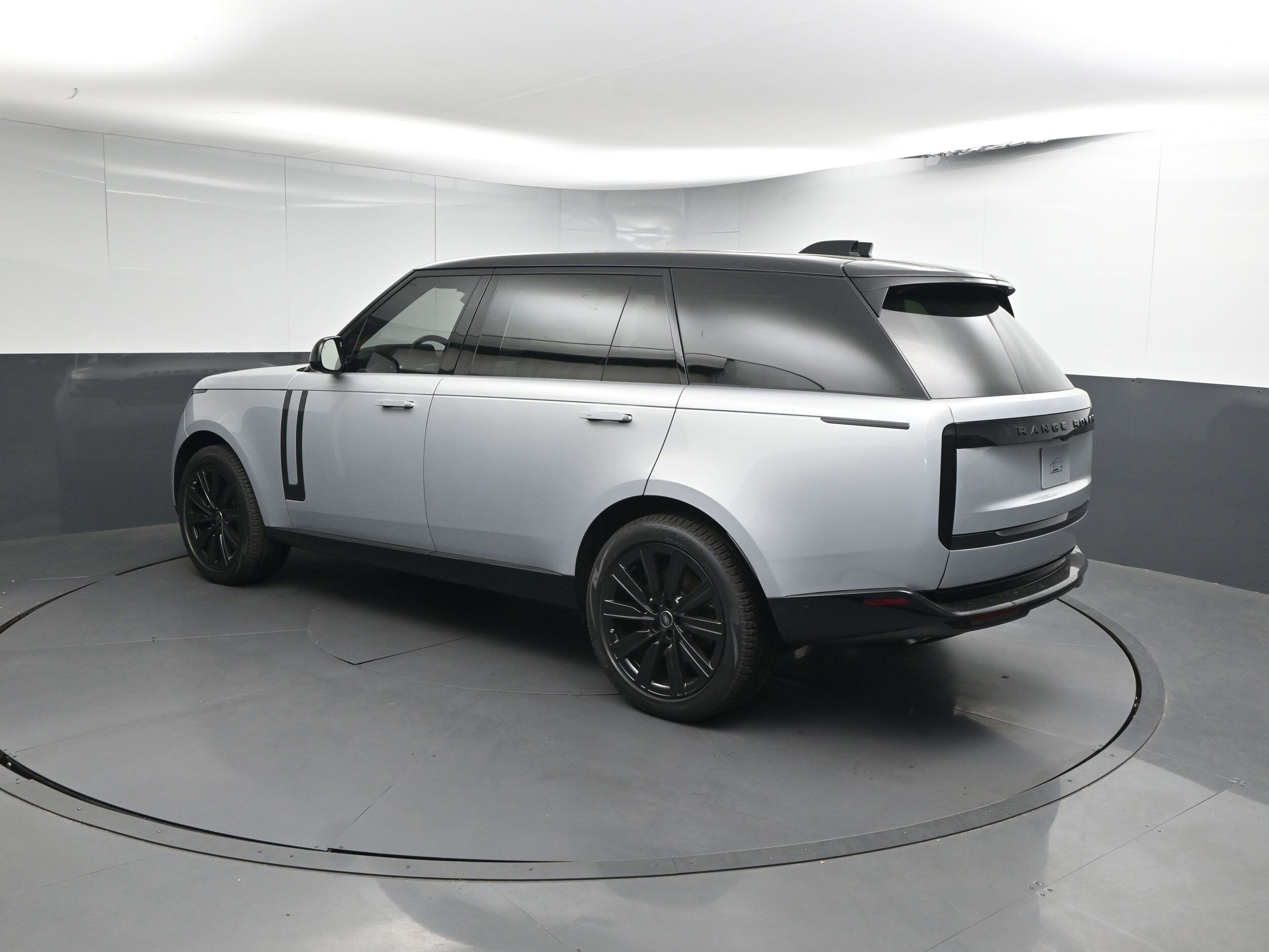 2025 Land Rover Range Rover SE photo 3