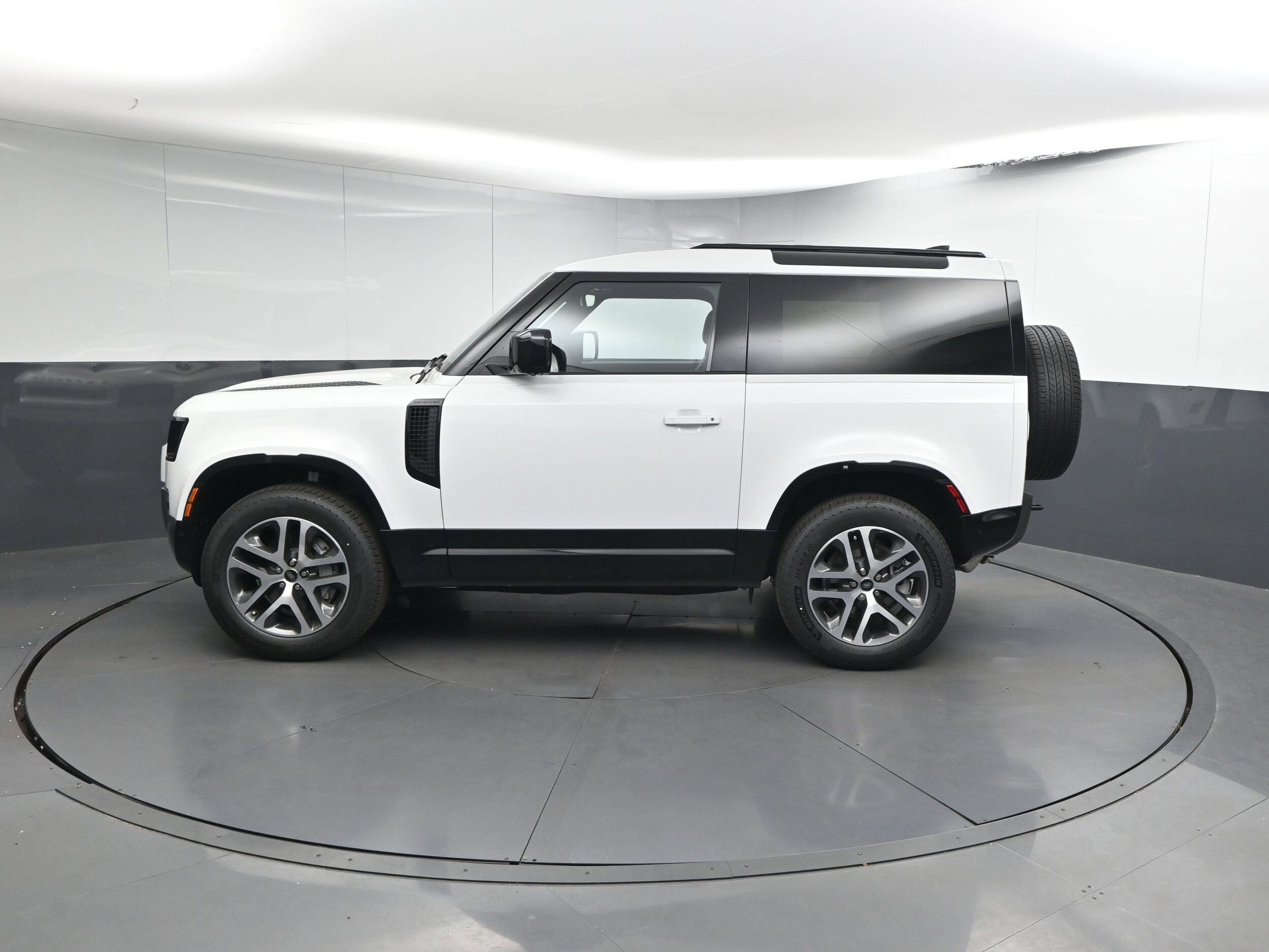 2025 Land Rover Defender 90 X-Dynamic SE photo 2