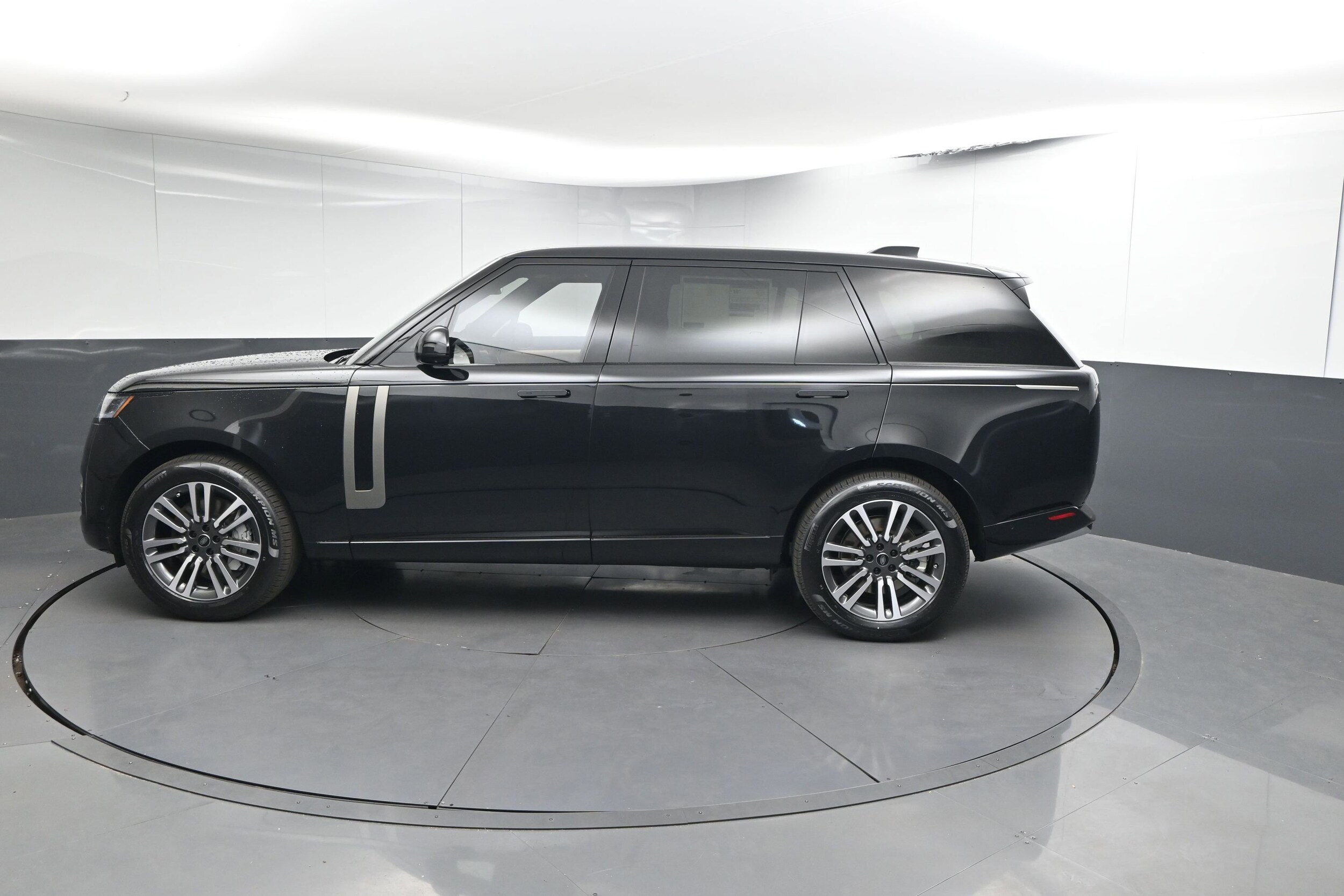 2025 Land Rover Range Rover SE photo 2