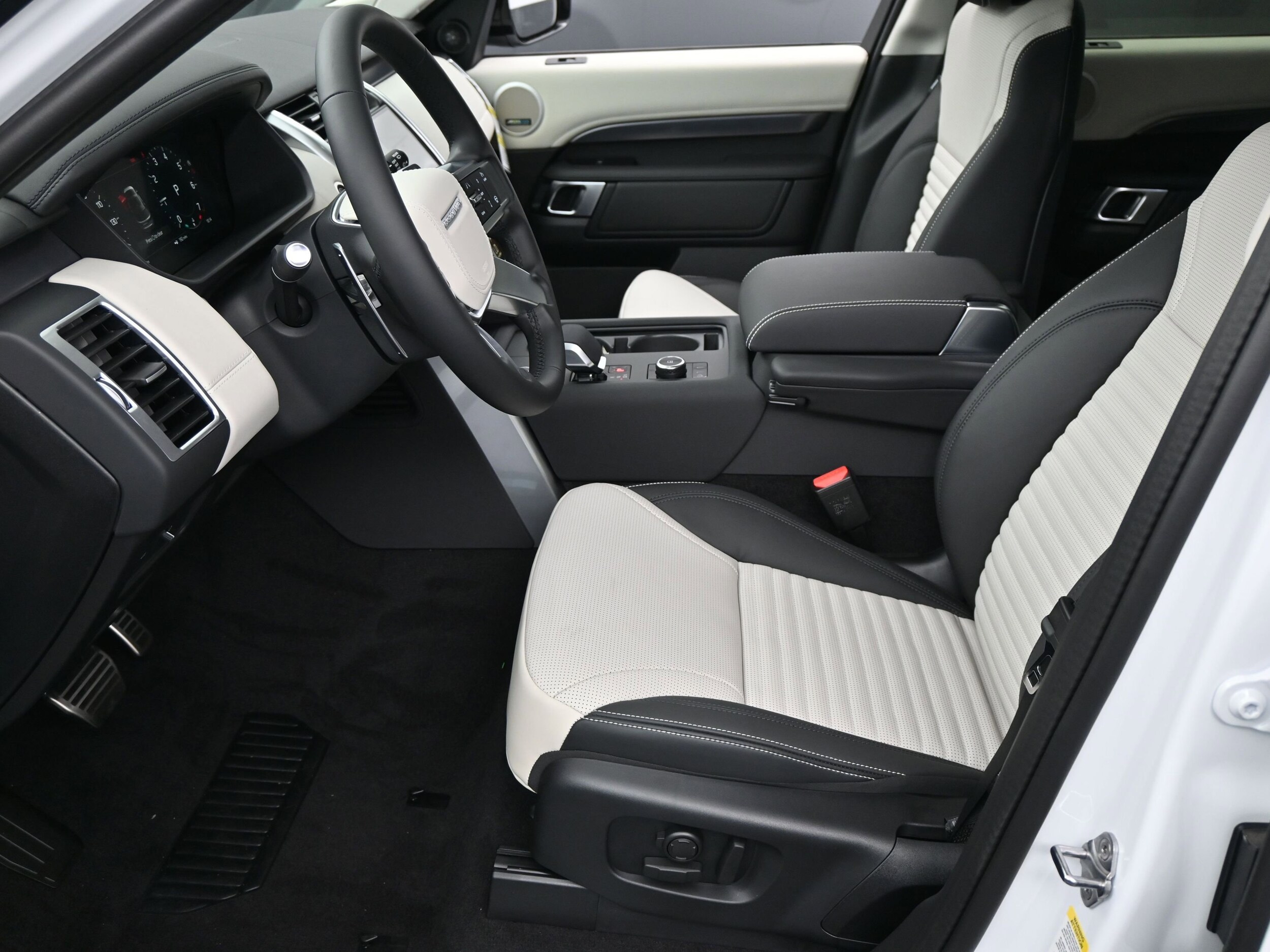 2025 Land Rover Discovery Metropolitan Edition photo 4