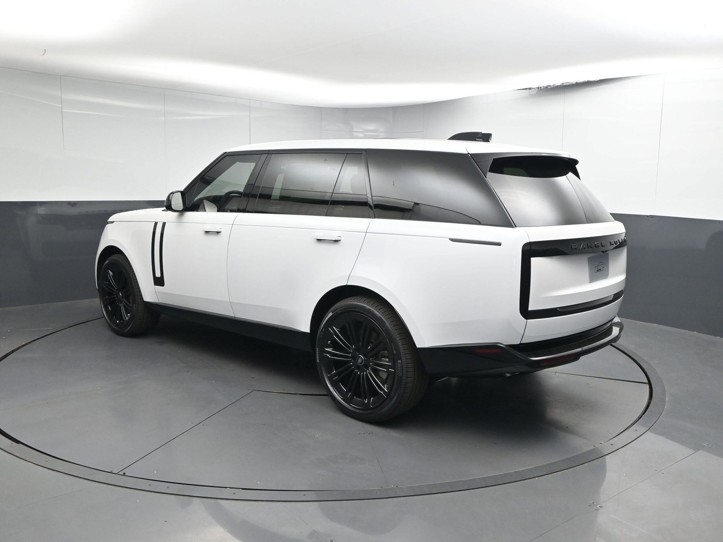 2025 Land Rover Range Rover SE photo 3