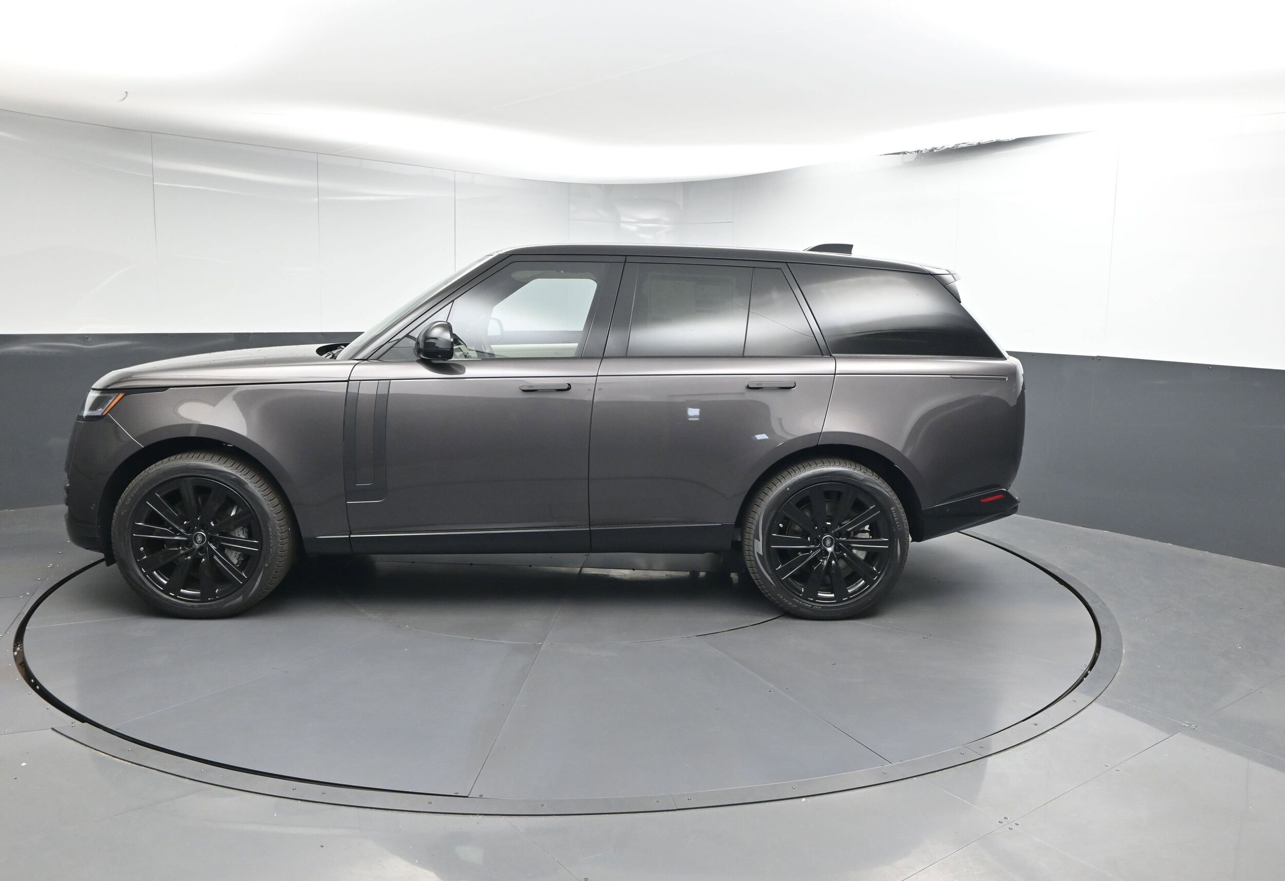 2025 Land Rover Range Rover SE photo 2
