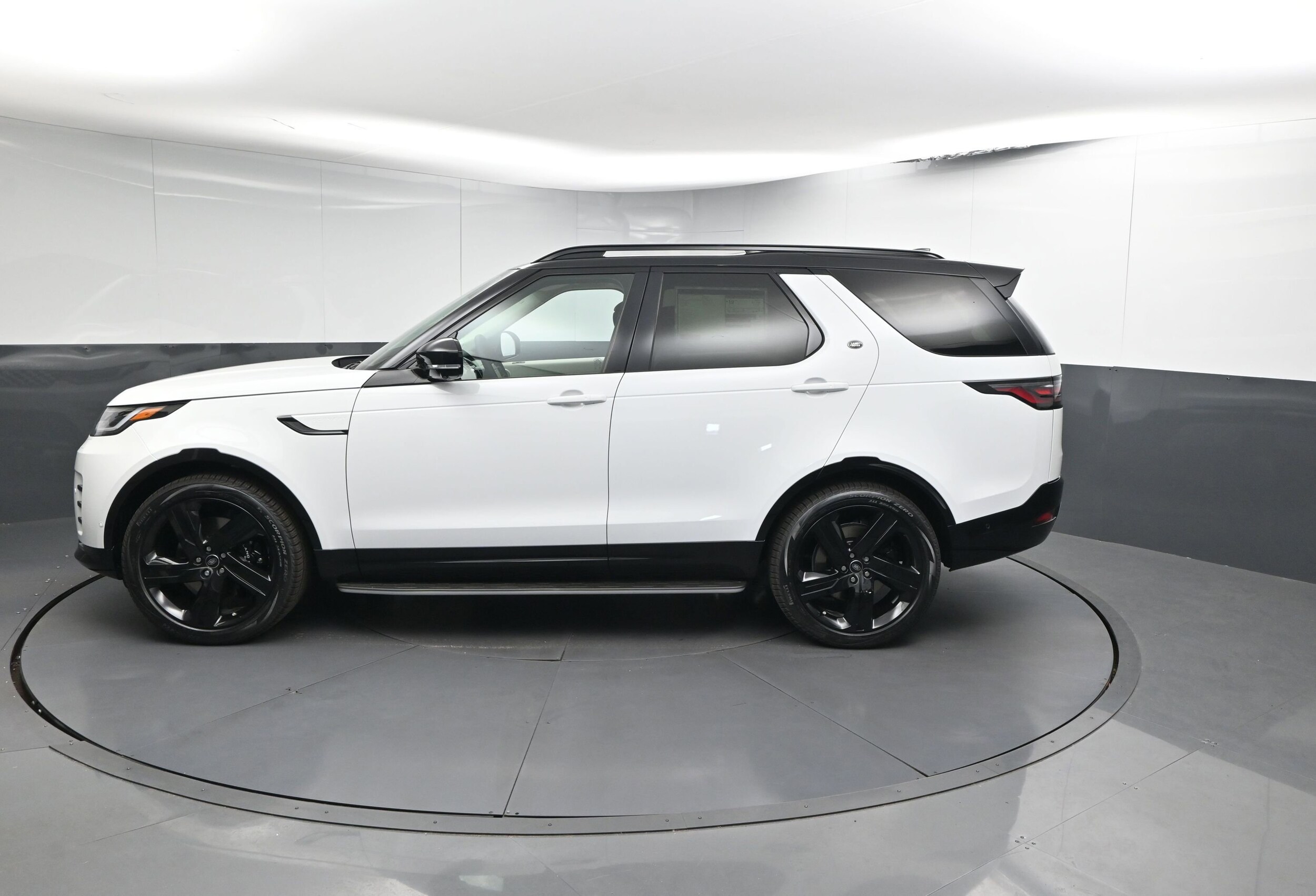 2025 Land Rover Discovery Metropolitan Edition photo 2