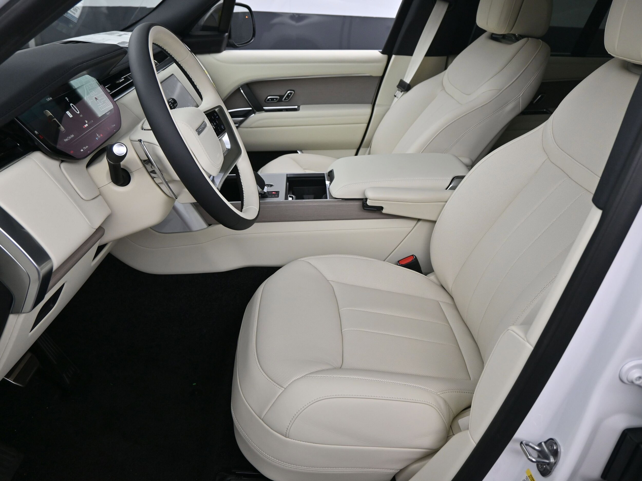 2025 Land Rover Range Rover SE photo 4
