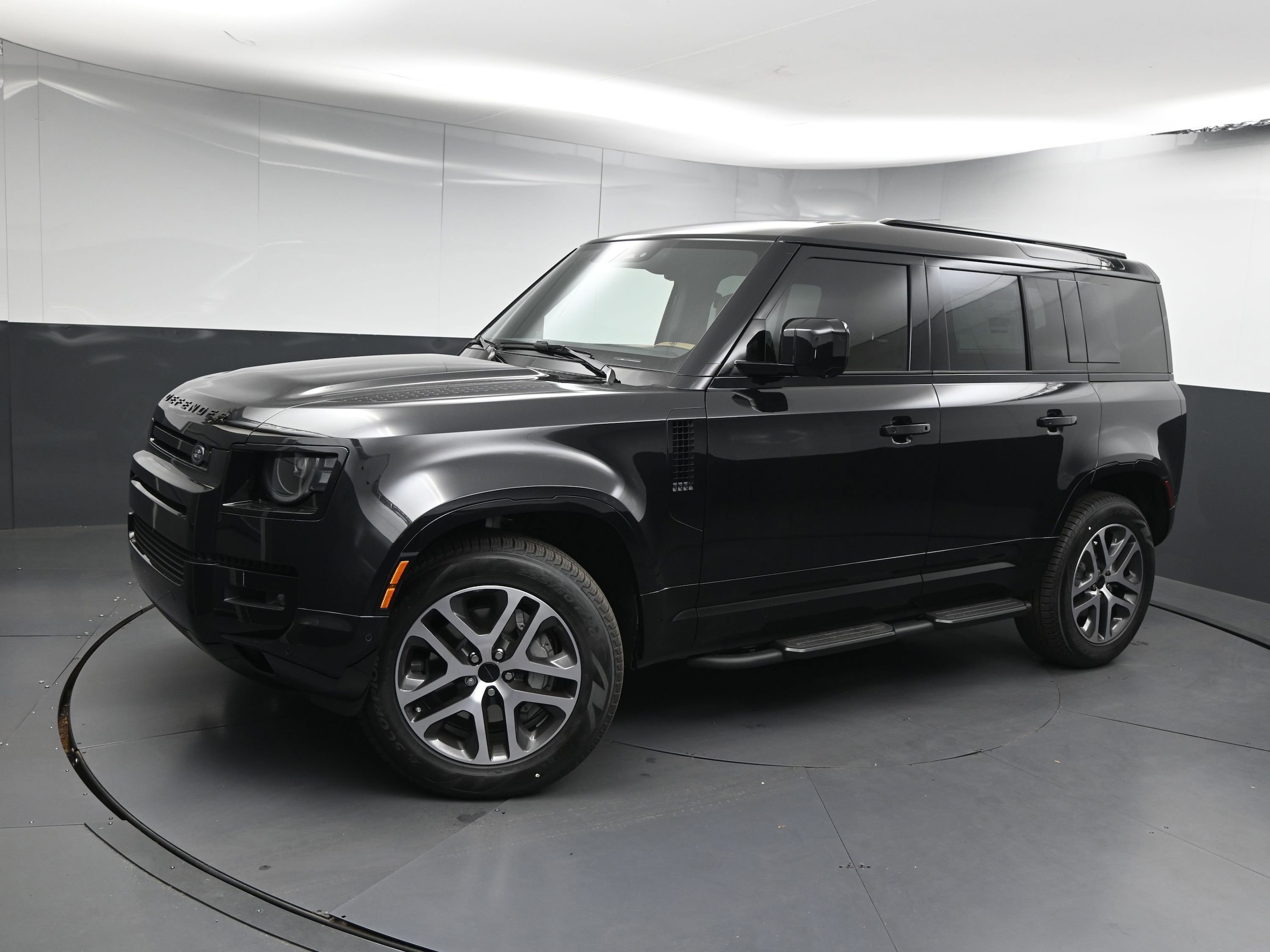 2026 Land Rover Defender X-Dynamic SE's photo