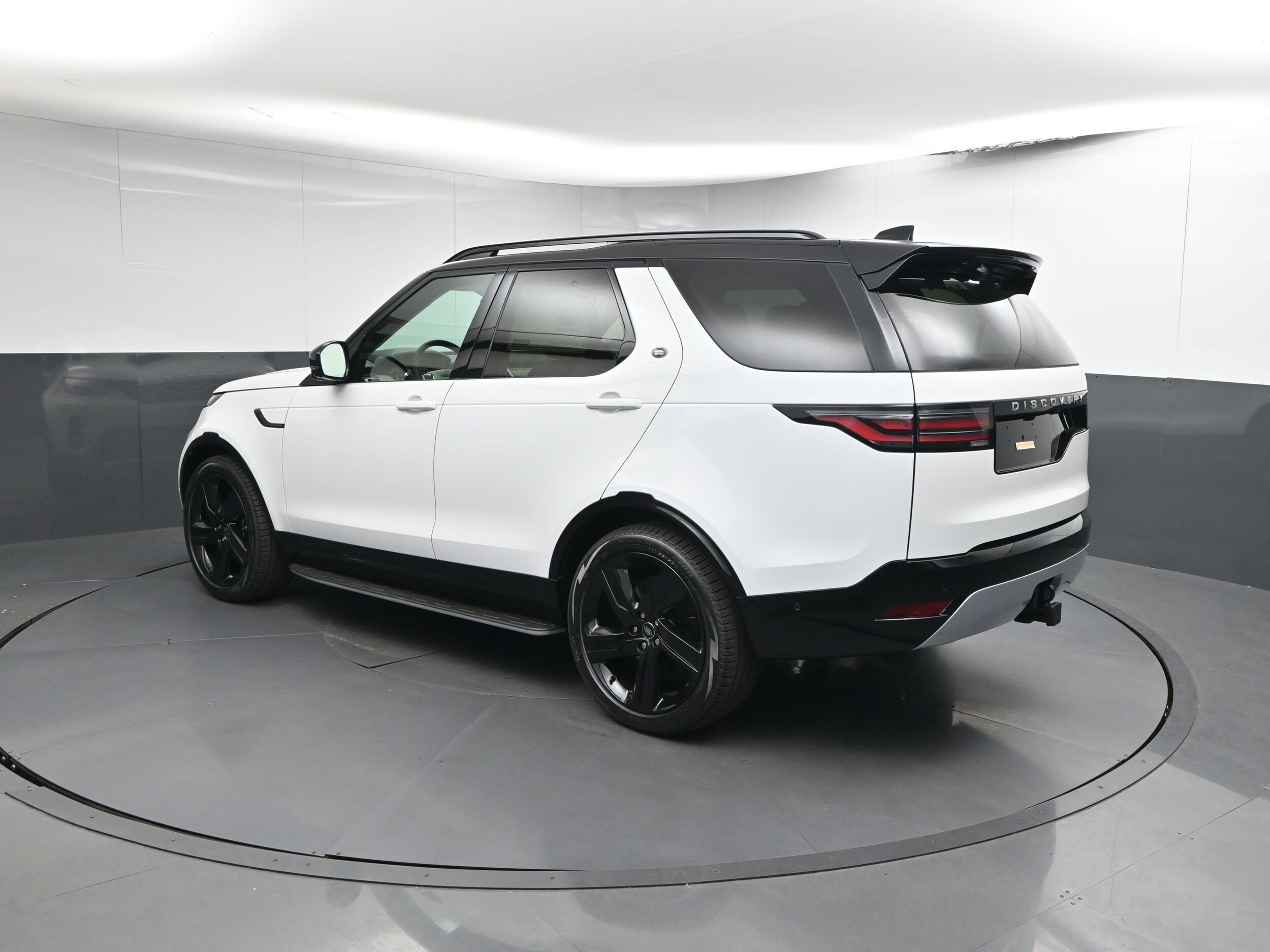2025 Land Rover Discovery Metropolitan Edition photo 3