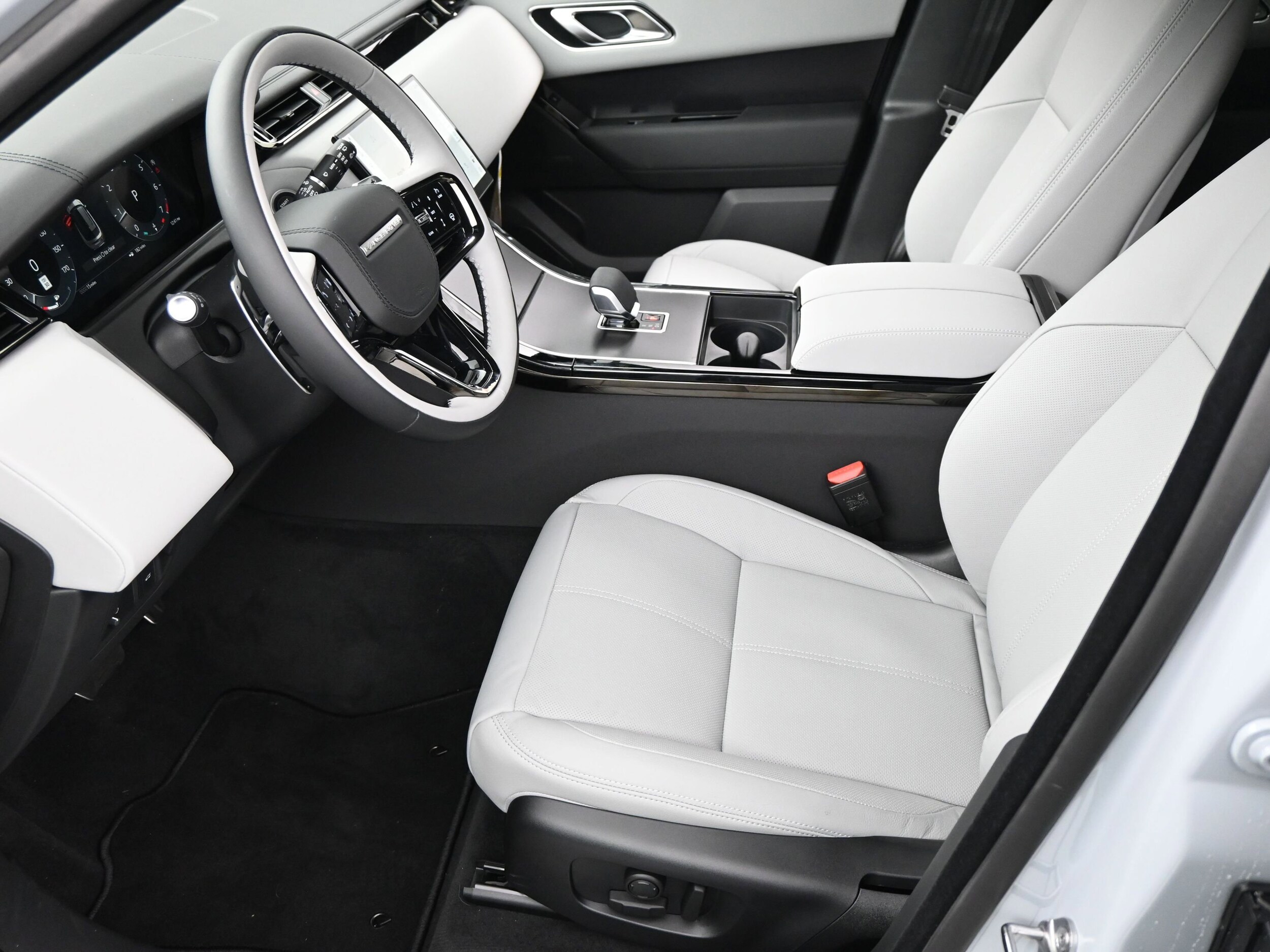 2026 Land Rover Range Rover Velar SE photo 3