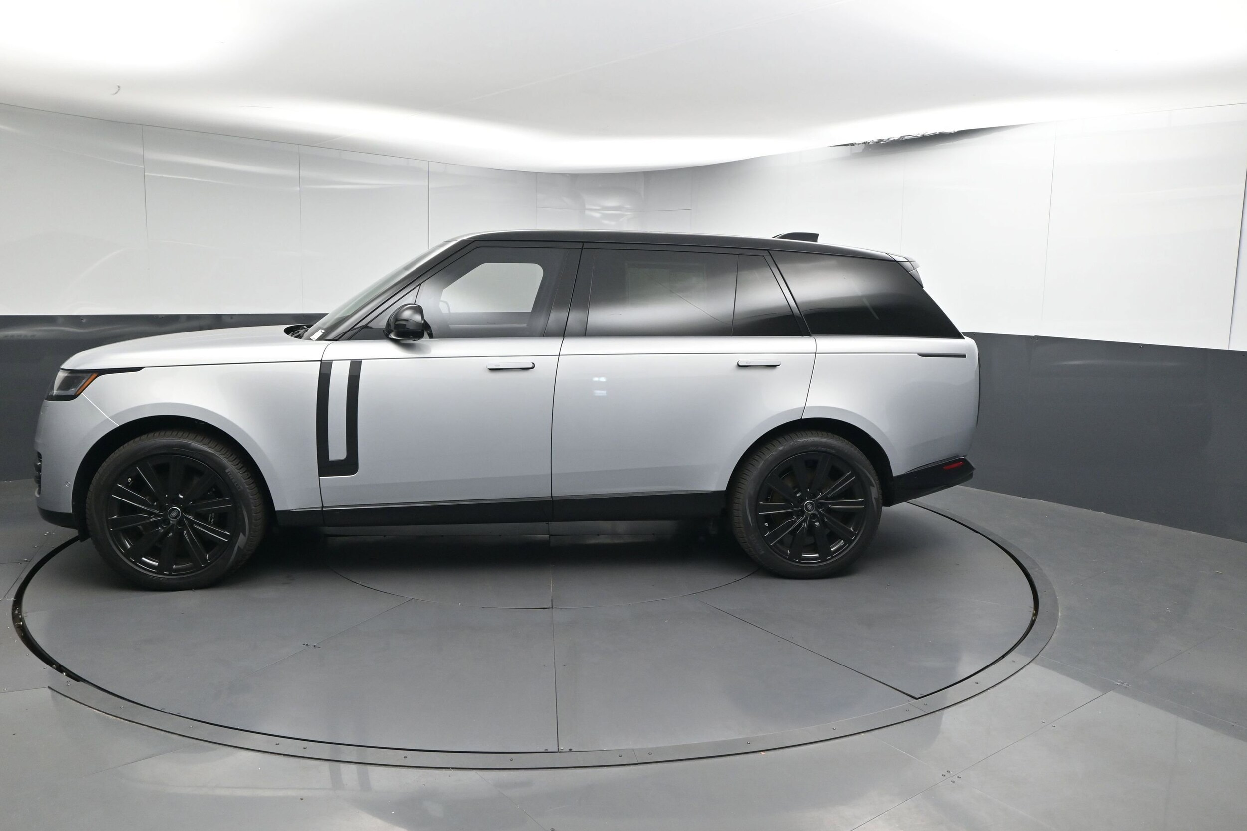 2025 Land Rover Range Rover SE photo 2