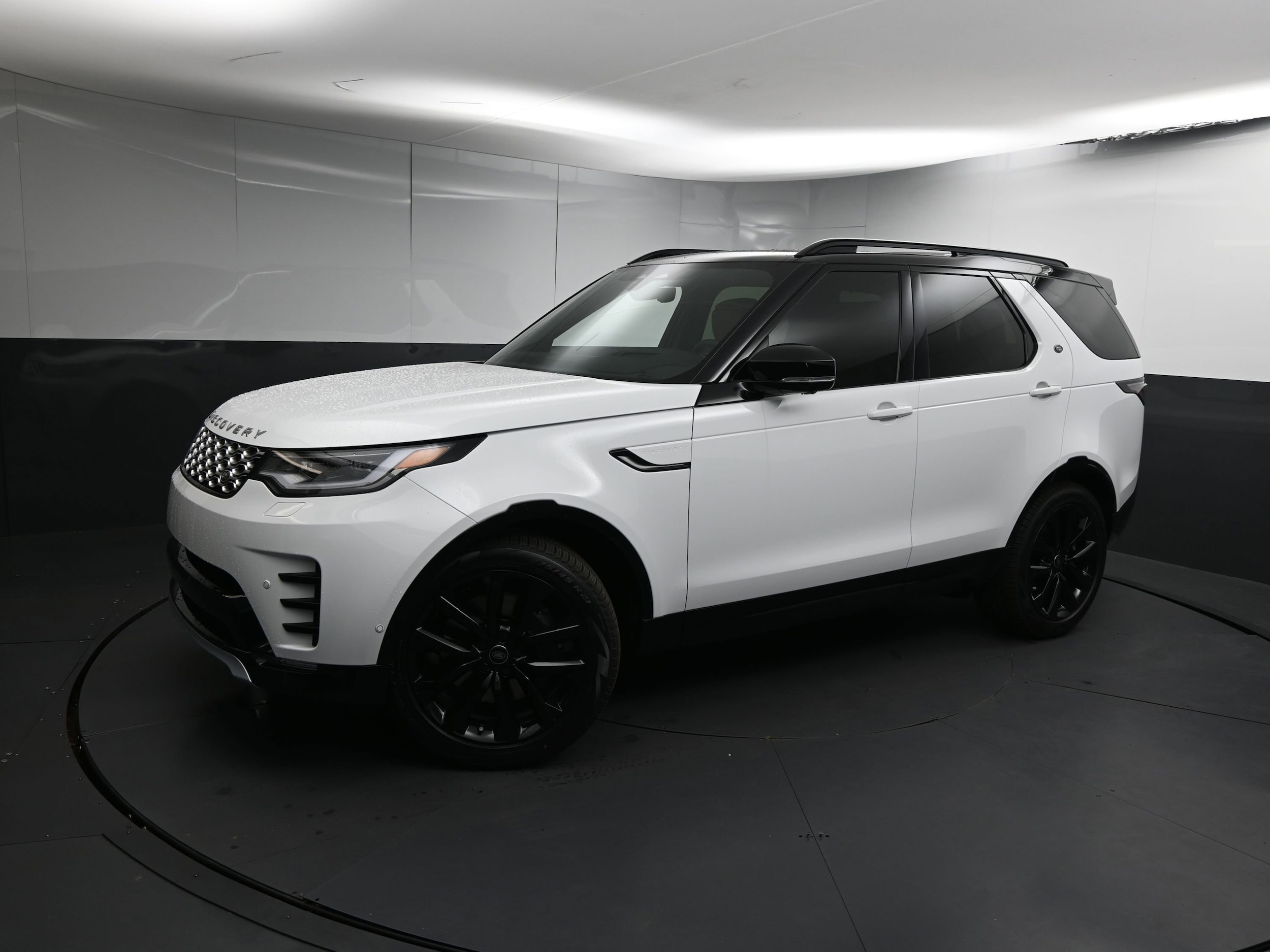 2026 Land Rover Discovery Gemini Edition's photo