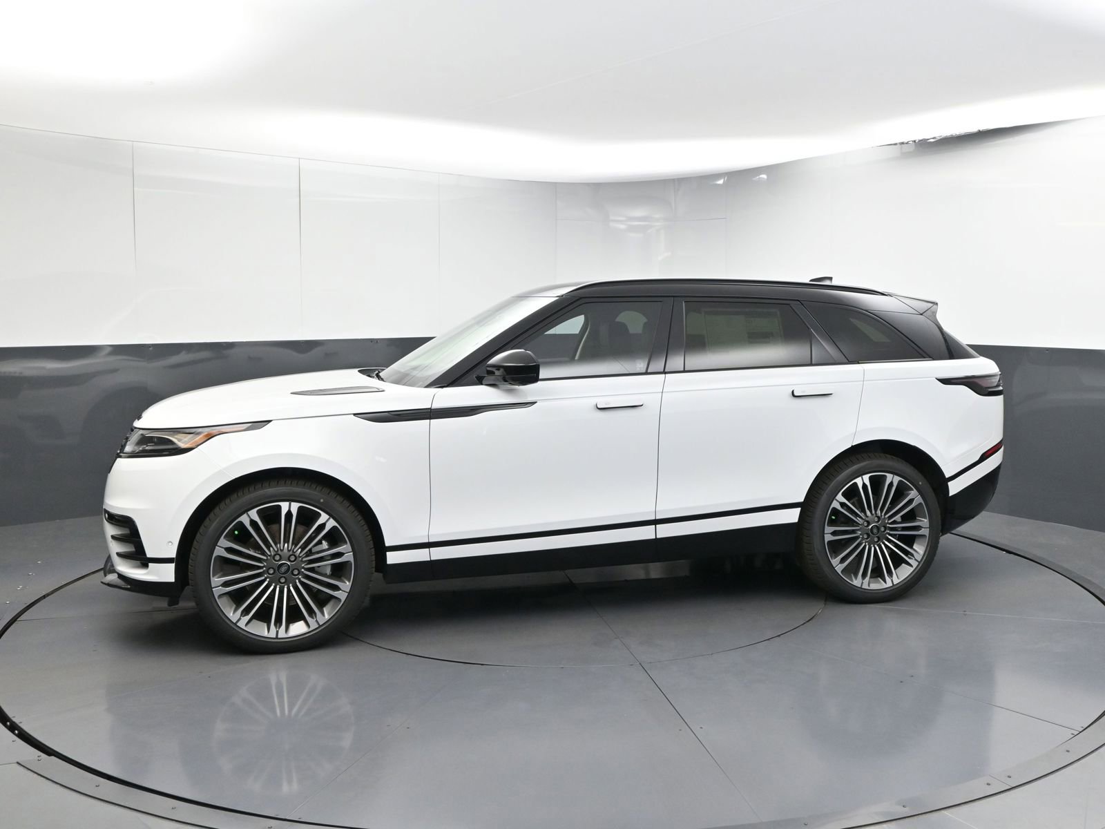 2025 Land Rover Range Rover Velar P400 Dynamic HSE photo 2