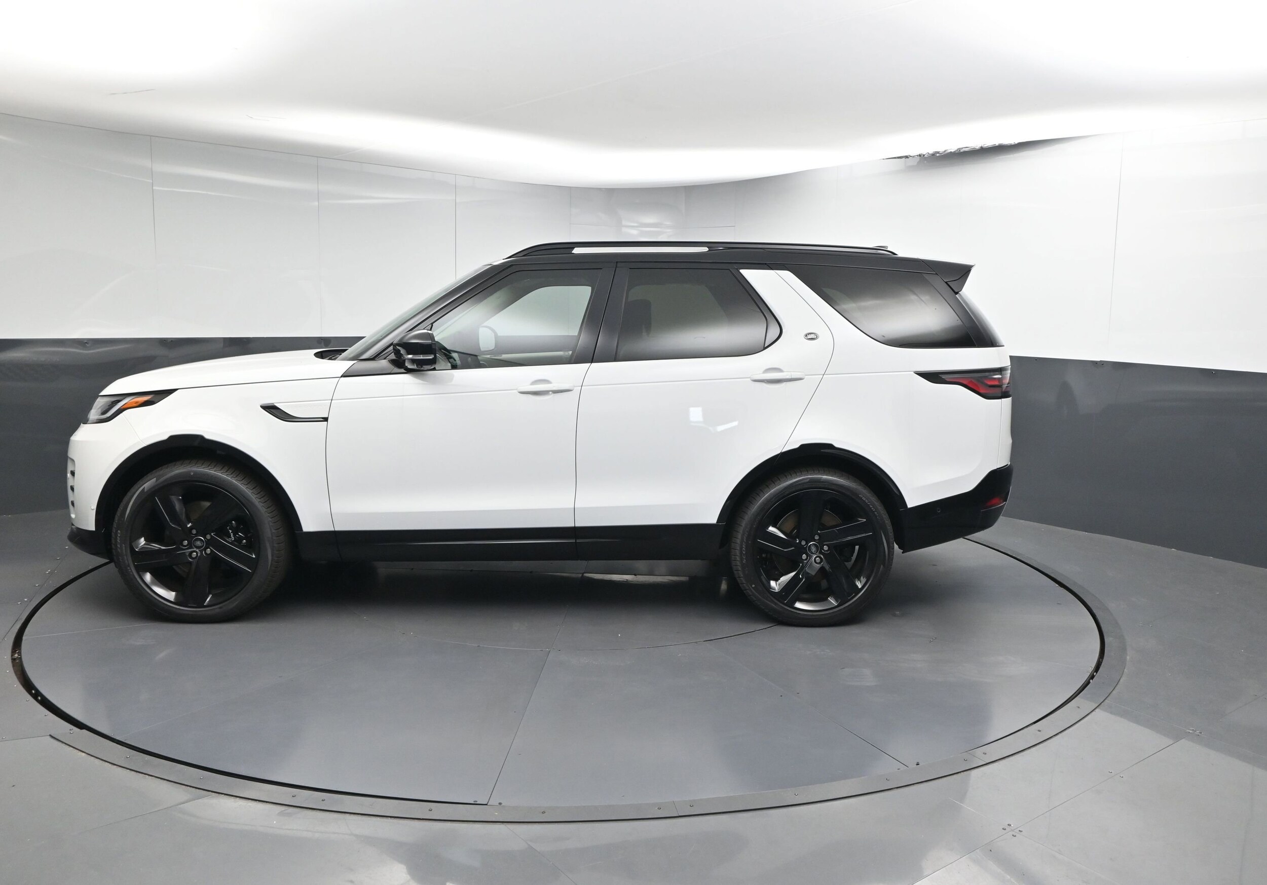 2025 Land Rover Discovery Metropolitan Edition photo 2