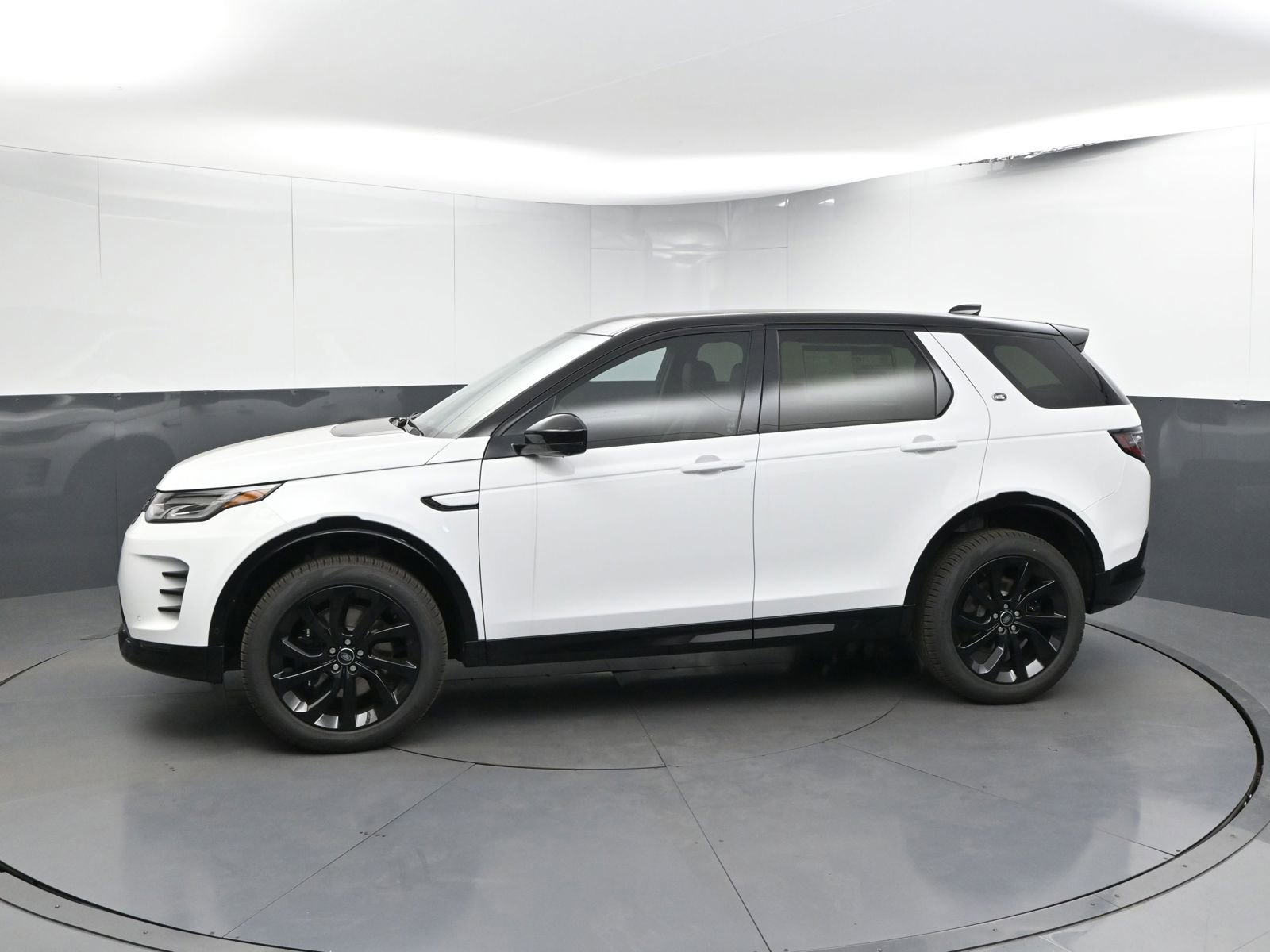 2025 Land Rover Discovery Sport Dynamic SE photo 2