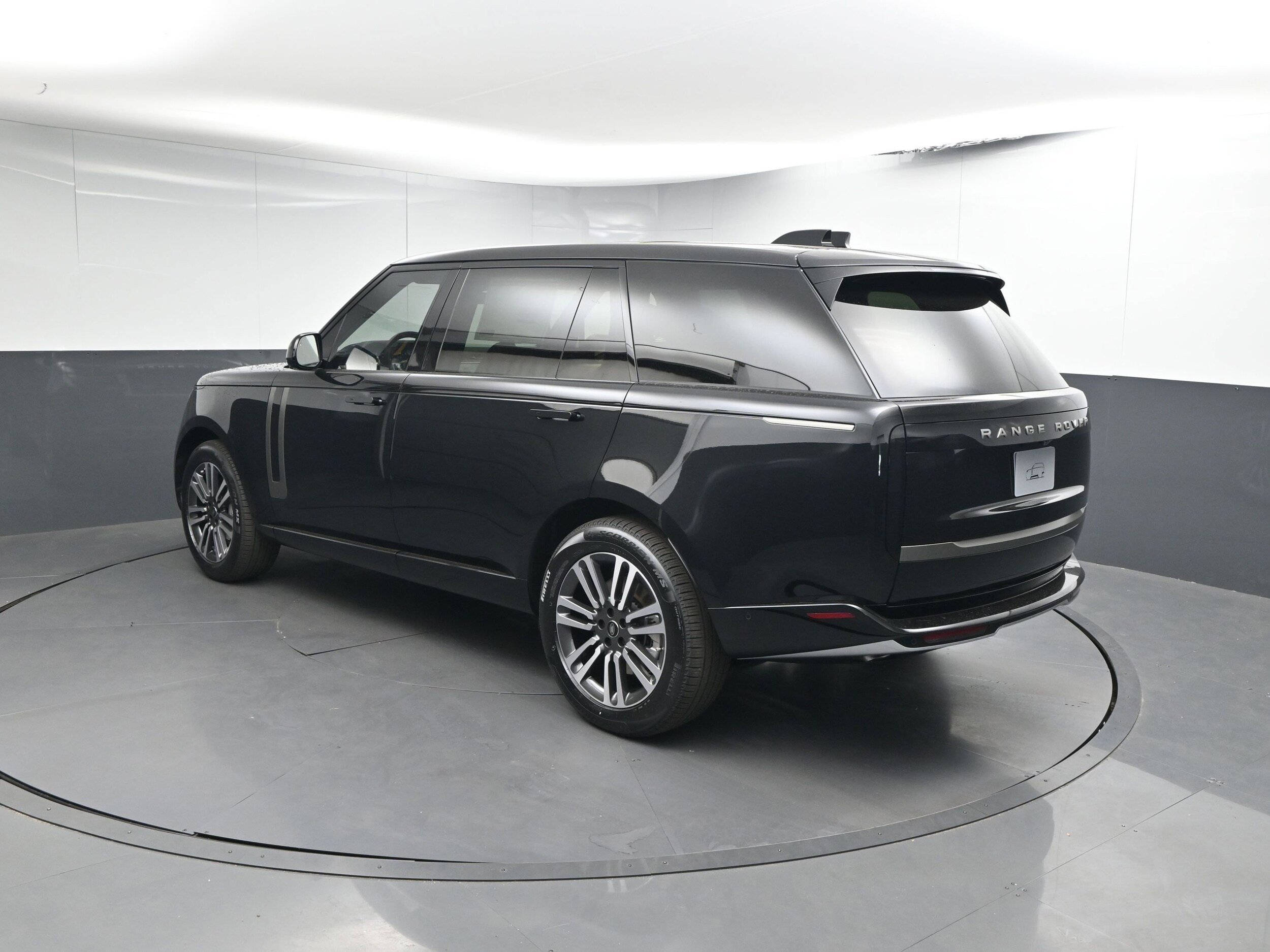 2025 Land Rover Range Rover SE photo 3
