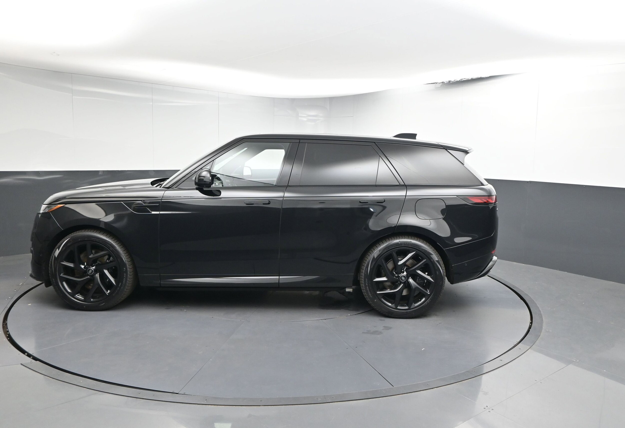 2025 Land Rover Range Rover Sport SE photo 2