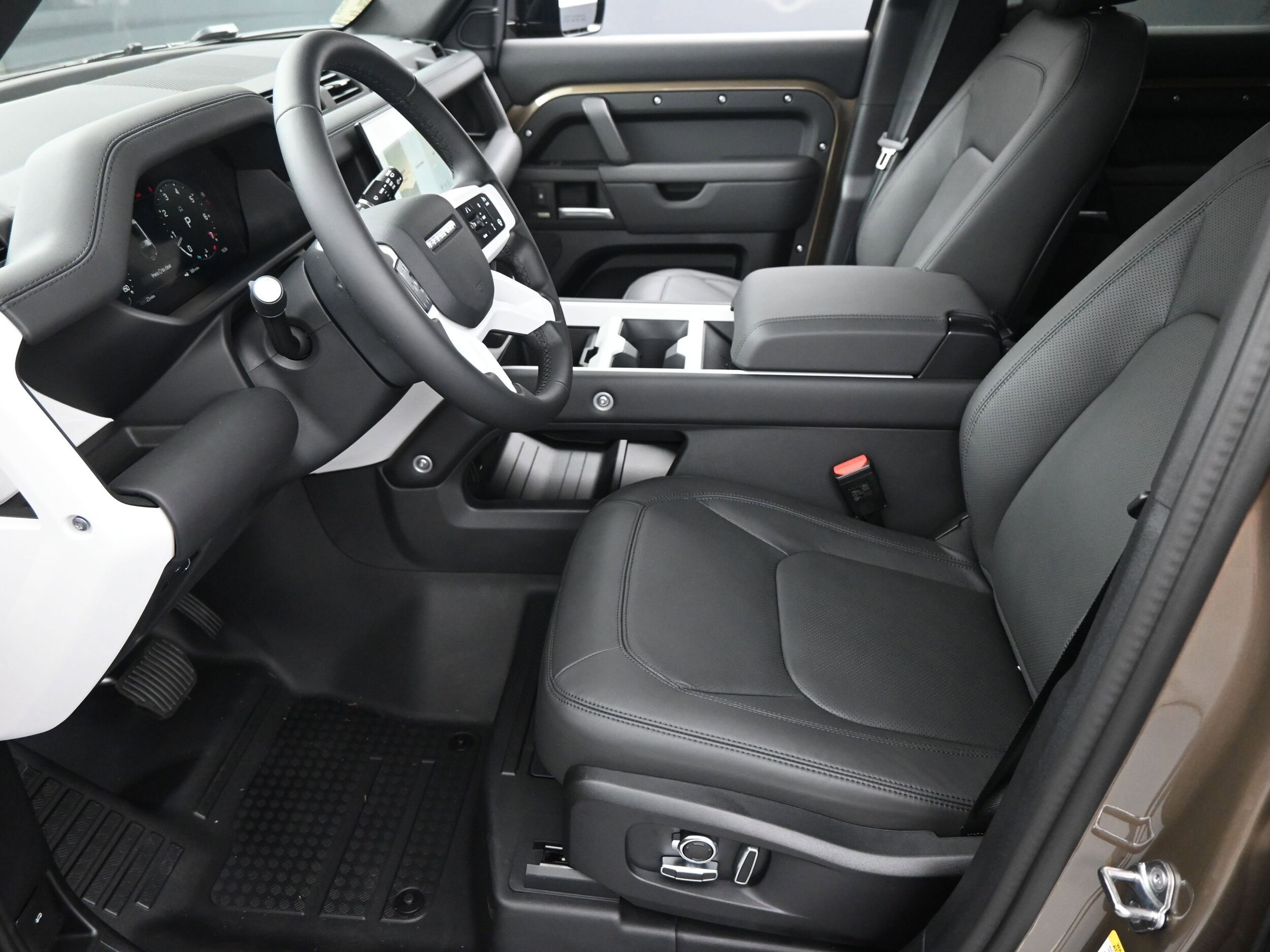 2025 Land Rover Defender 130 X-Dynamic SE photo 3