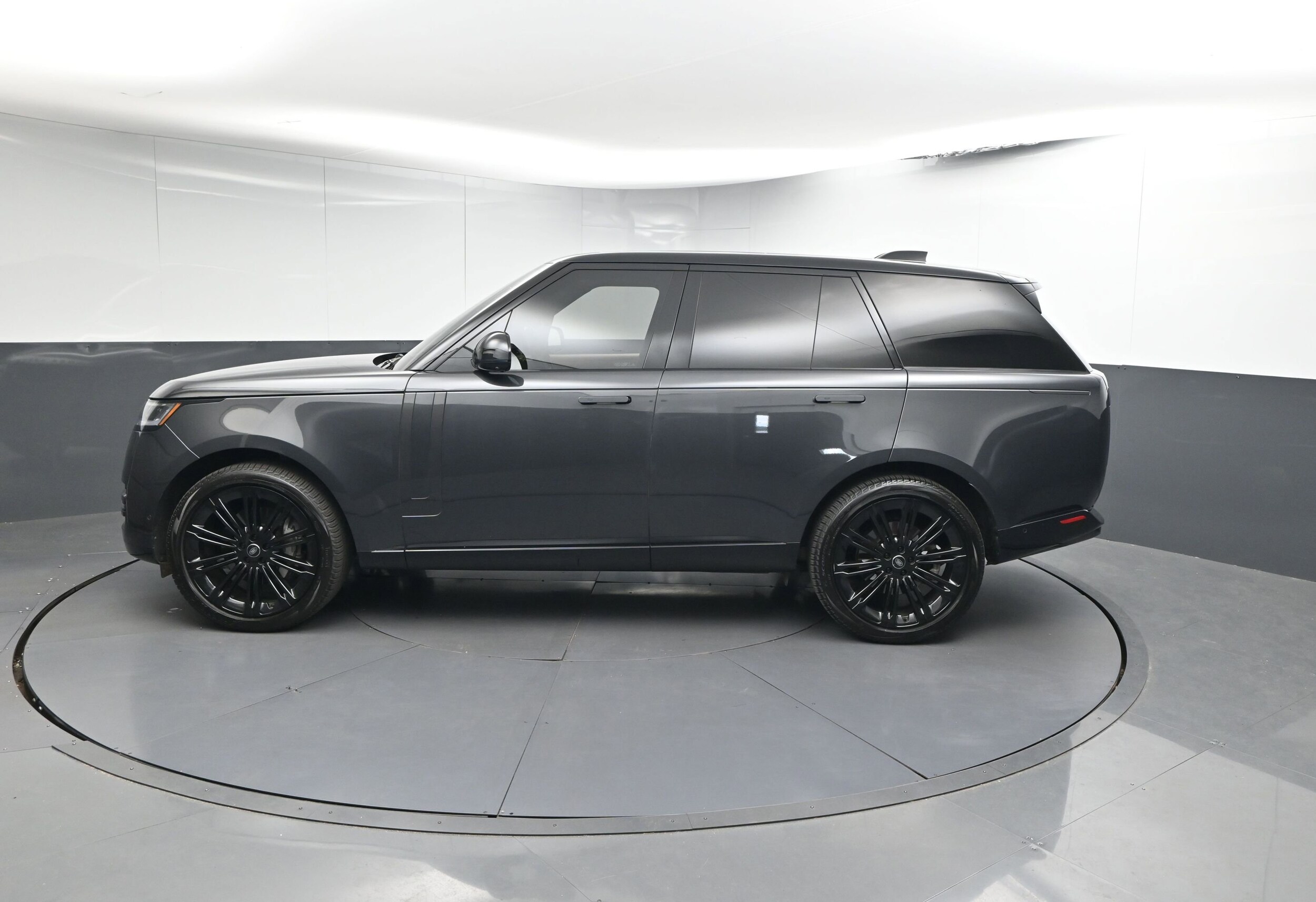 2023 Land Rover Range Rover SE photo 2