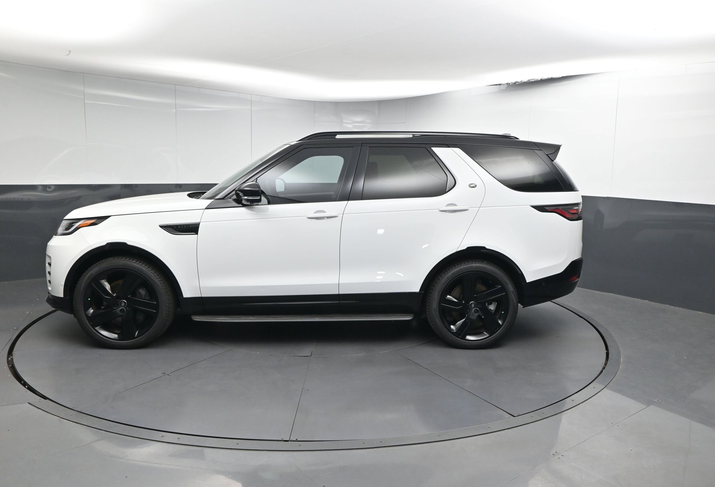 2025 Land Rover Discovery P360 Dynamic SE photo 2