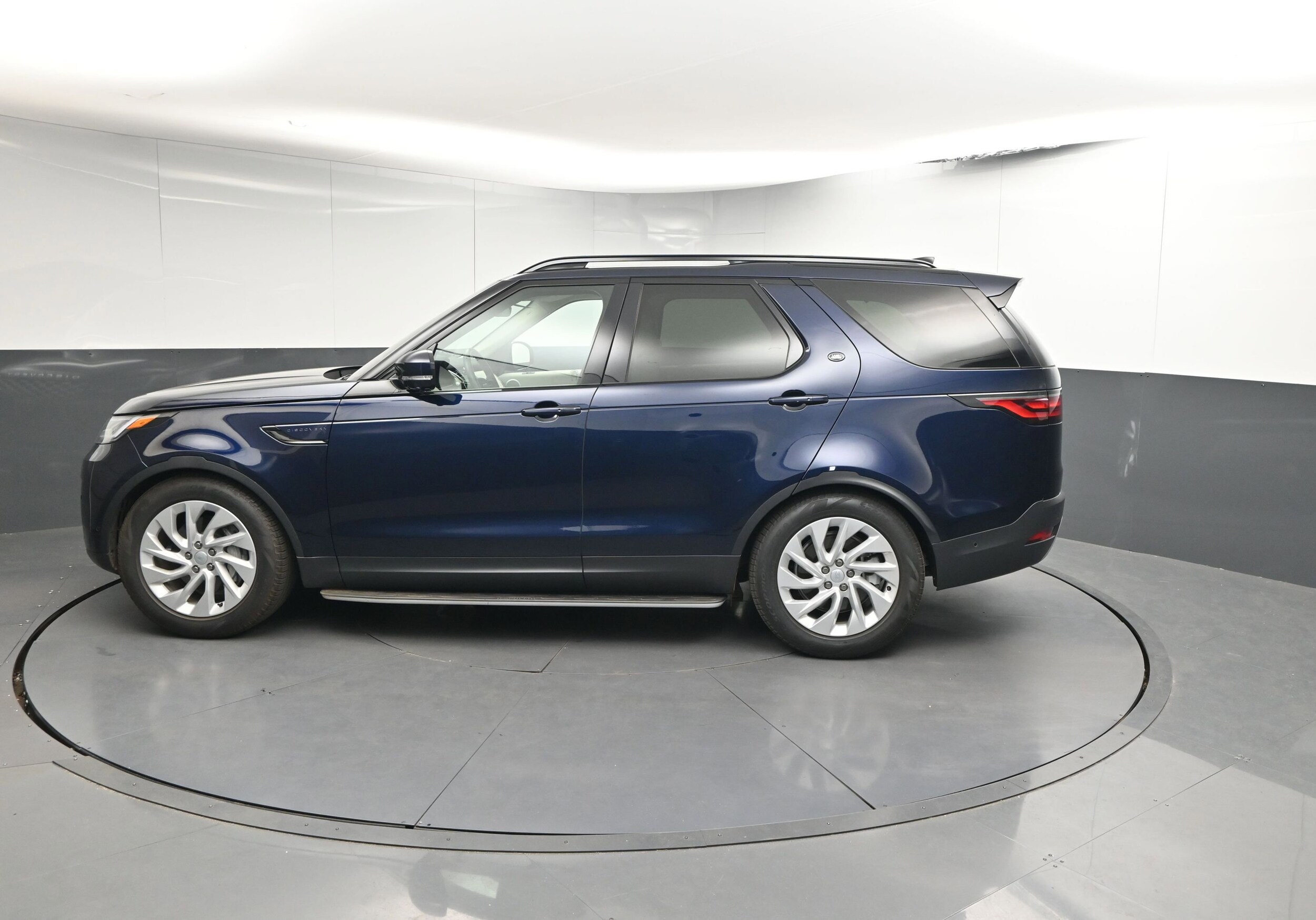 2023 Land Rover Discovery P300 S photo 2