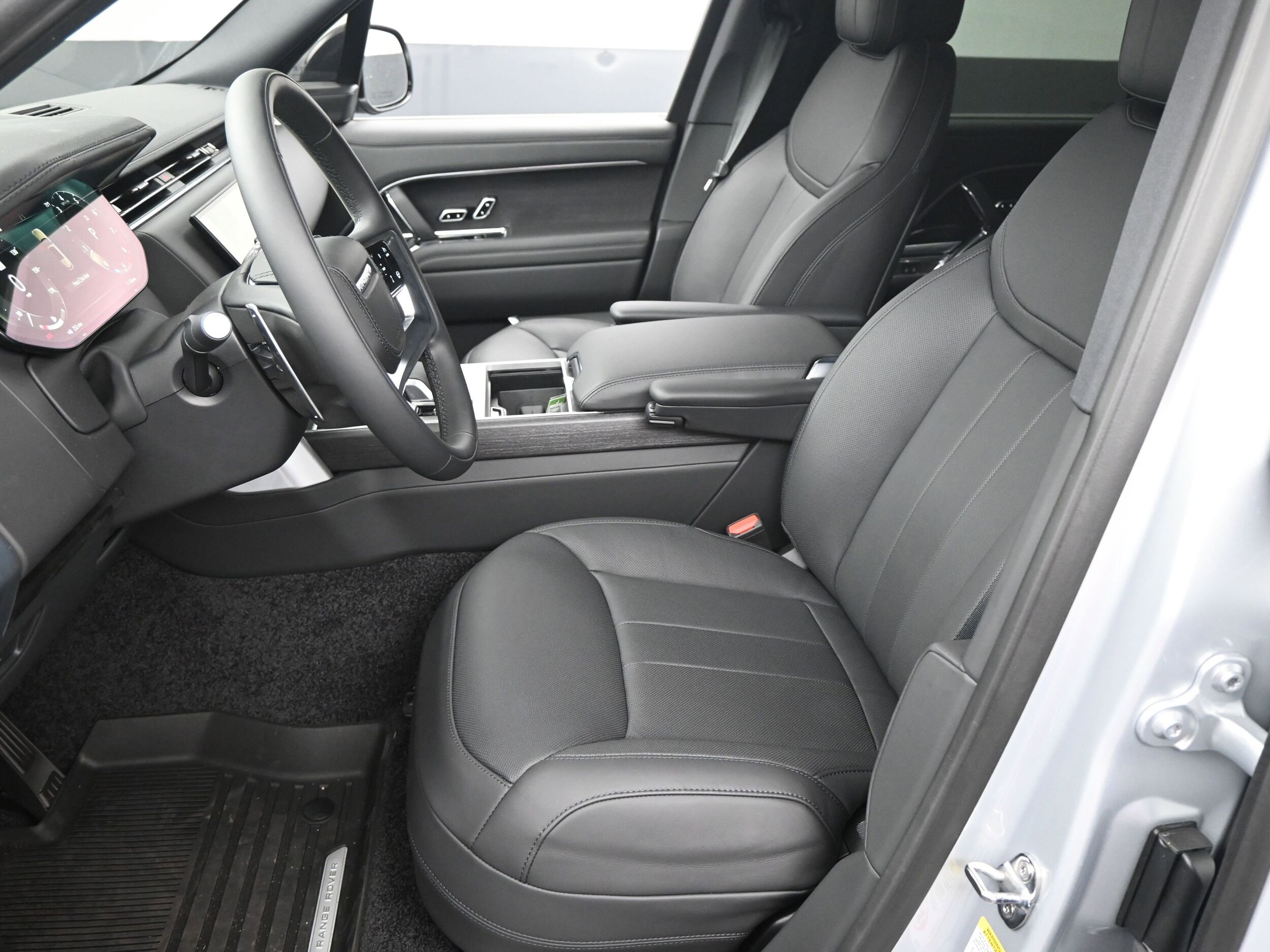 2025 Land Rover Range Rover SE photo 4