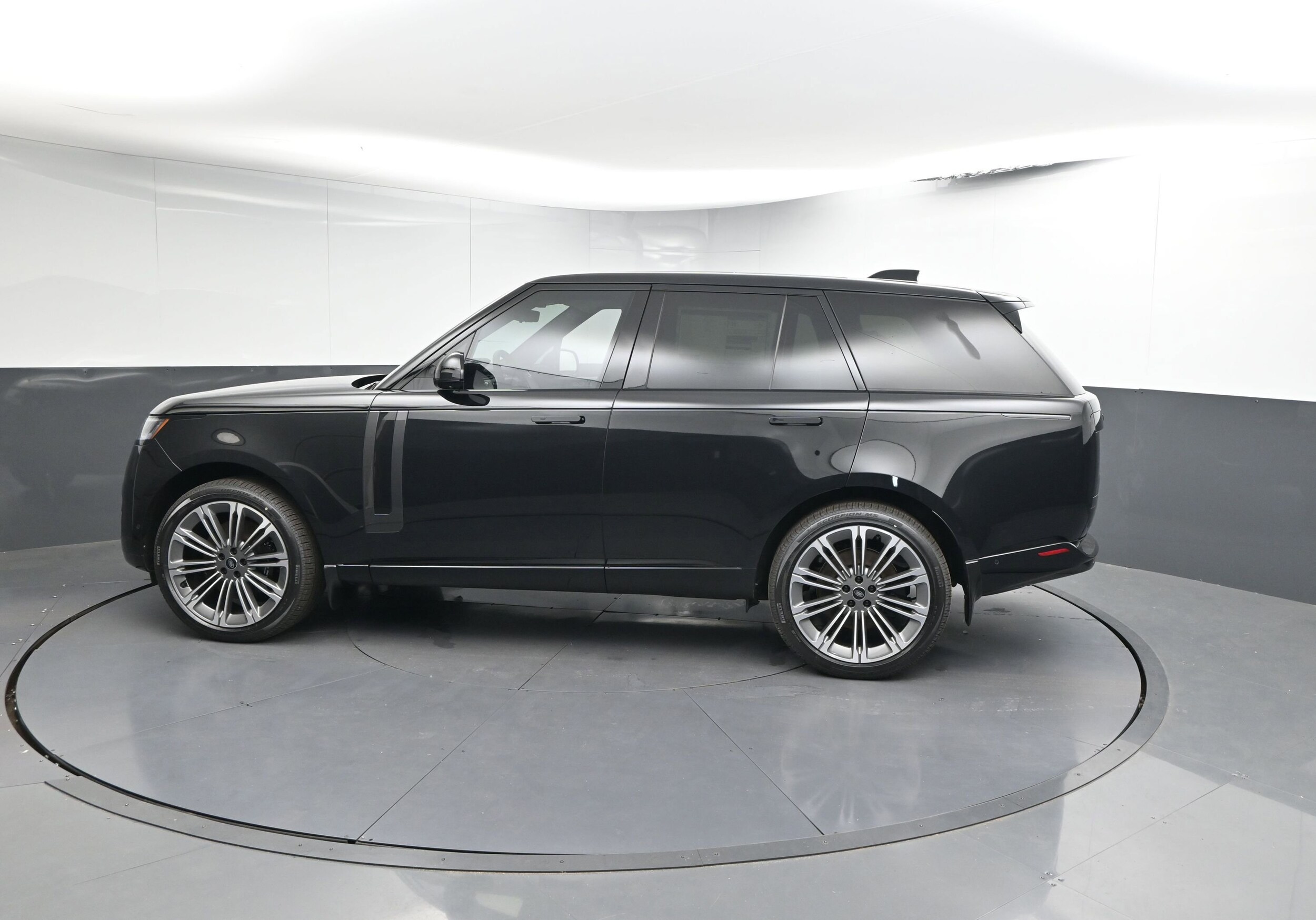 2025 Land Rover Range Rover SE photo 2