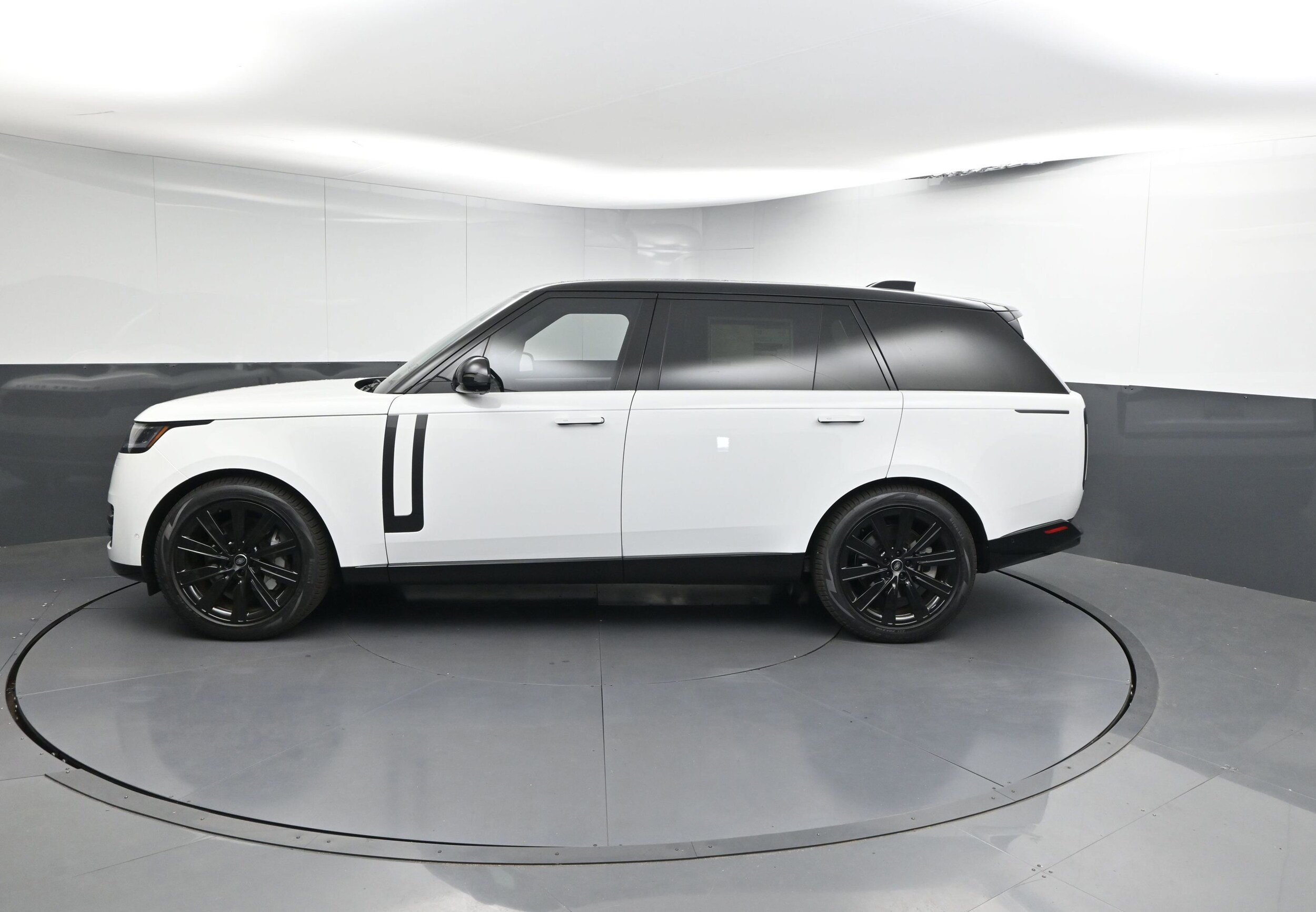 2025 Land Rover Range Rover SE photo 2