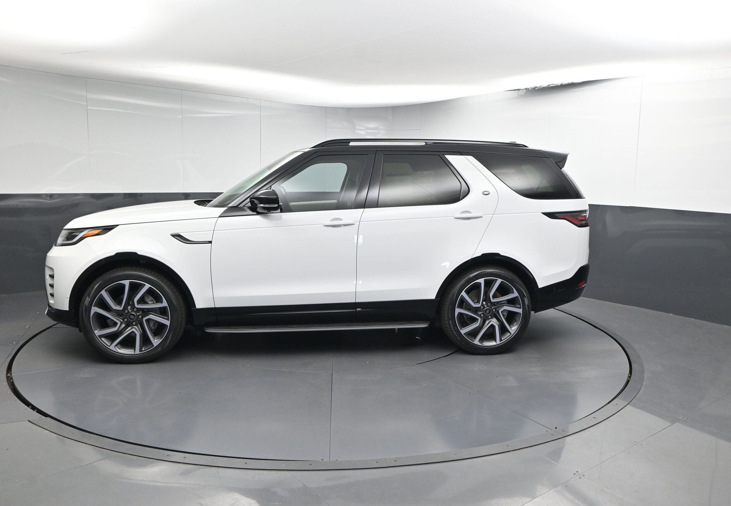 2025 Land Rover Discovery SE photo 2