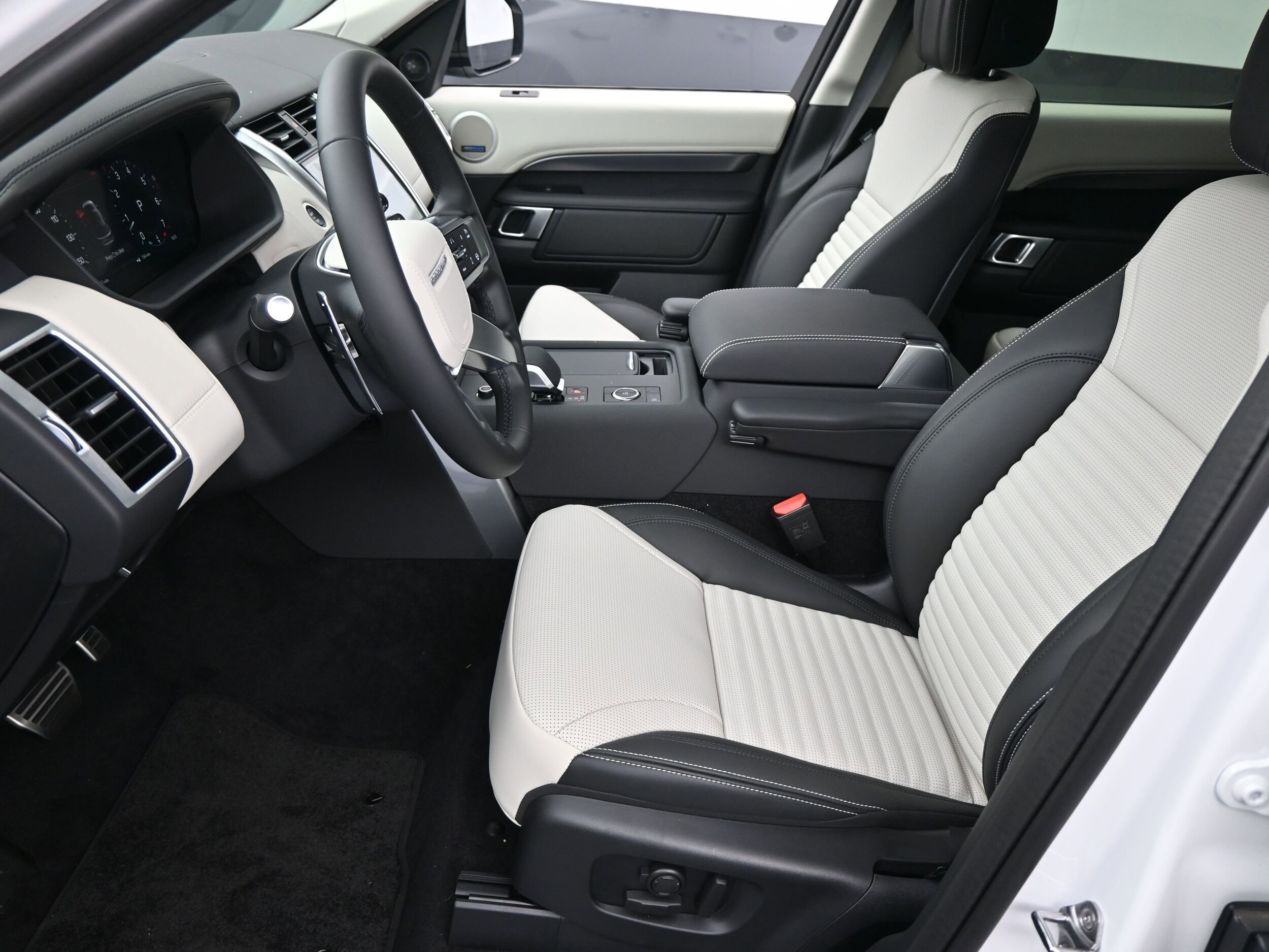 2025 Land Rover Discovery Metropolitan Edition photo 4