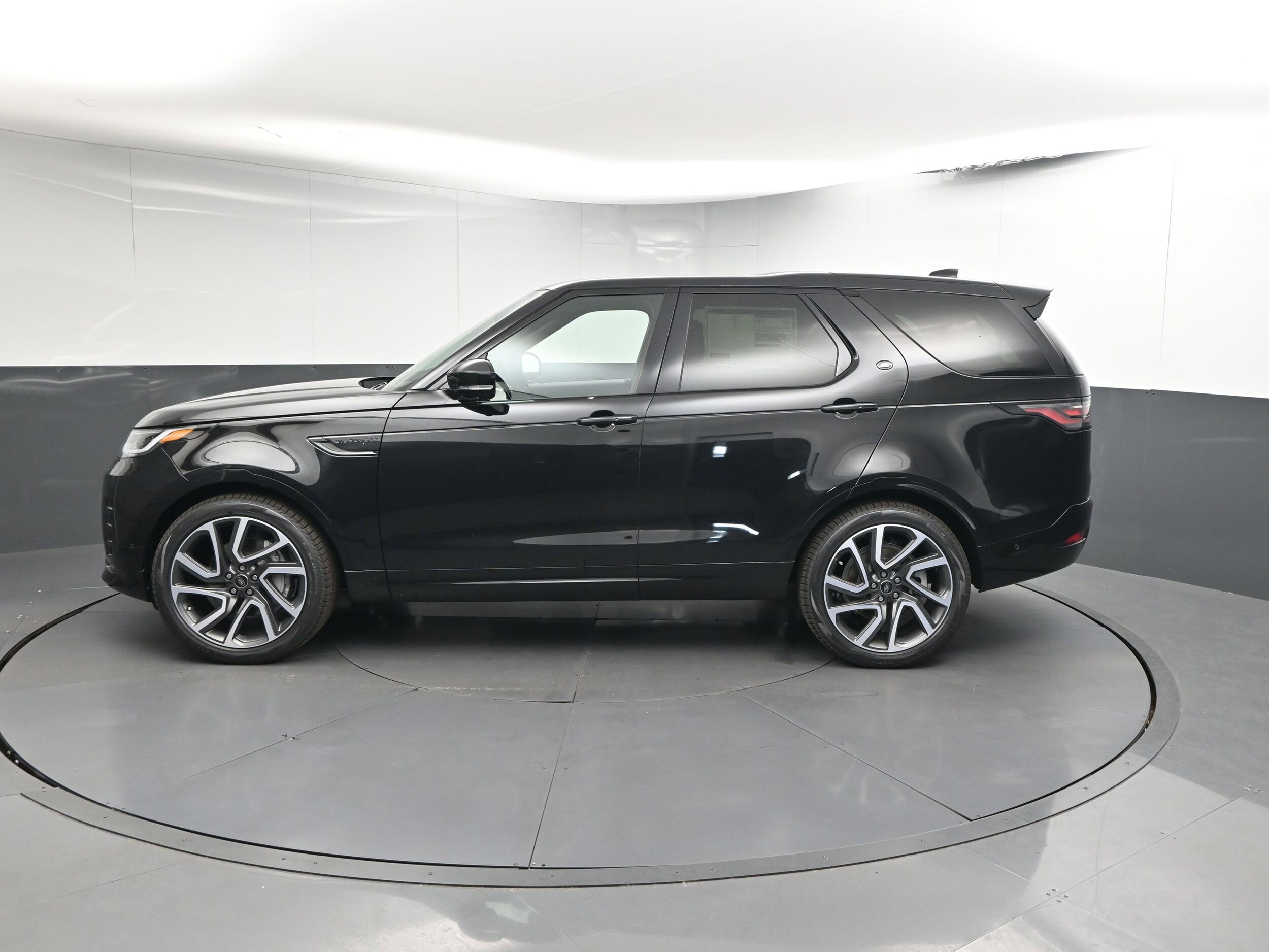 2025 Land Rover Discovery SE photo 2