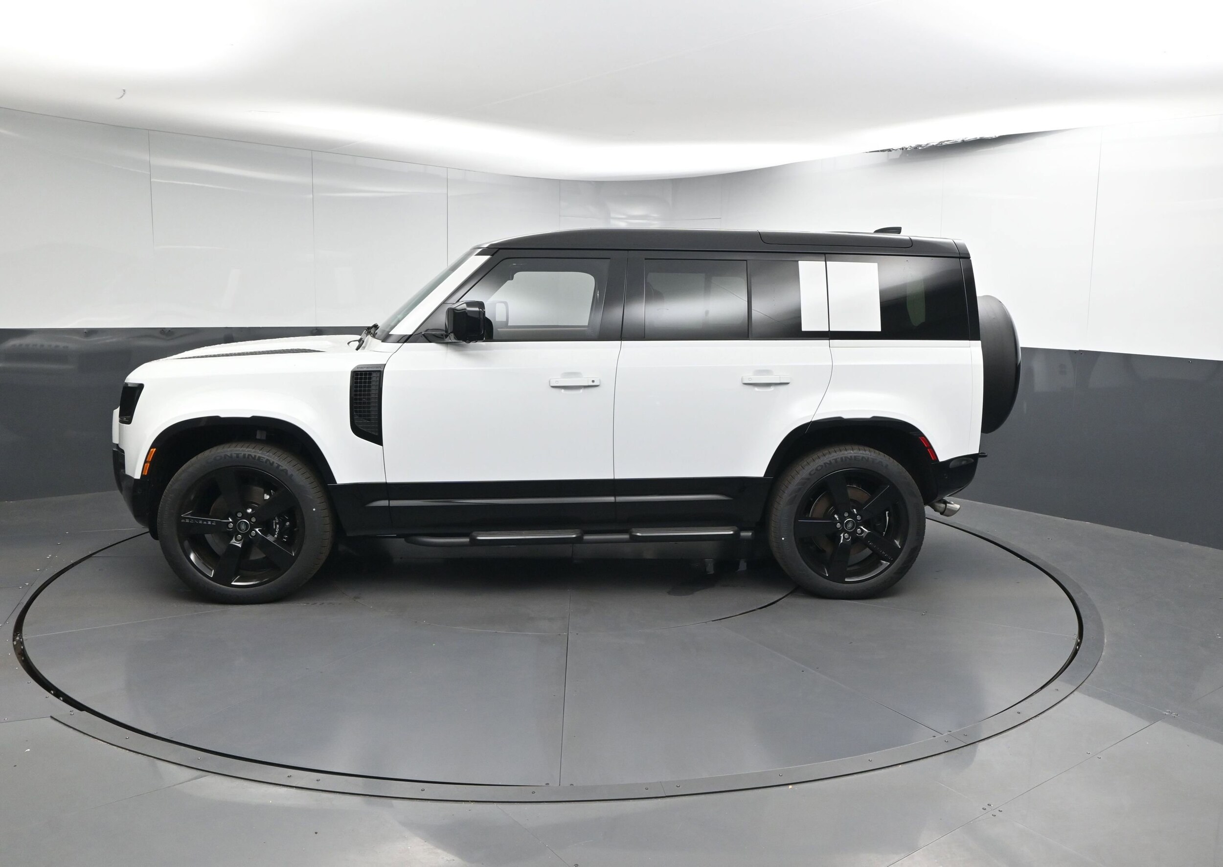 2025 Land Rover Defender 110 V8 photo 2