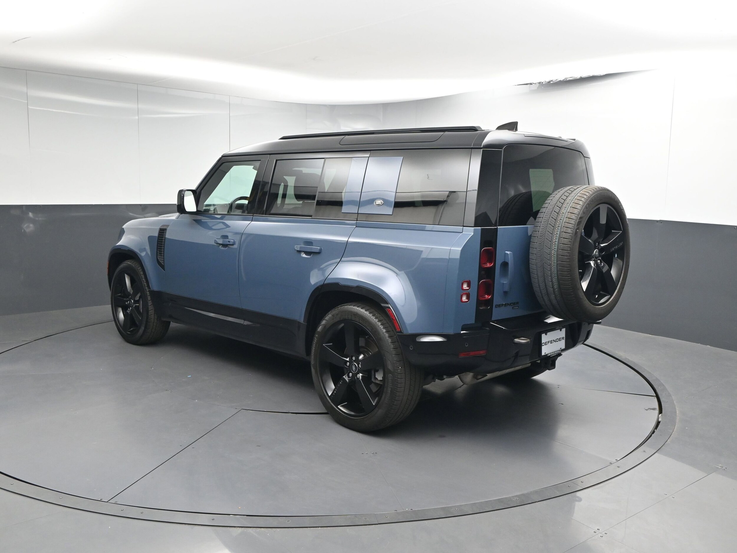 2023 Land Rover Defender 110 X-Dynamic SE photo 3