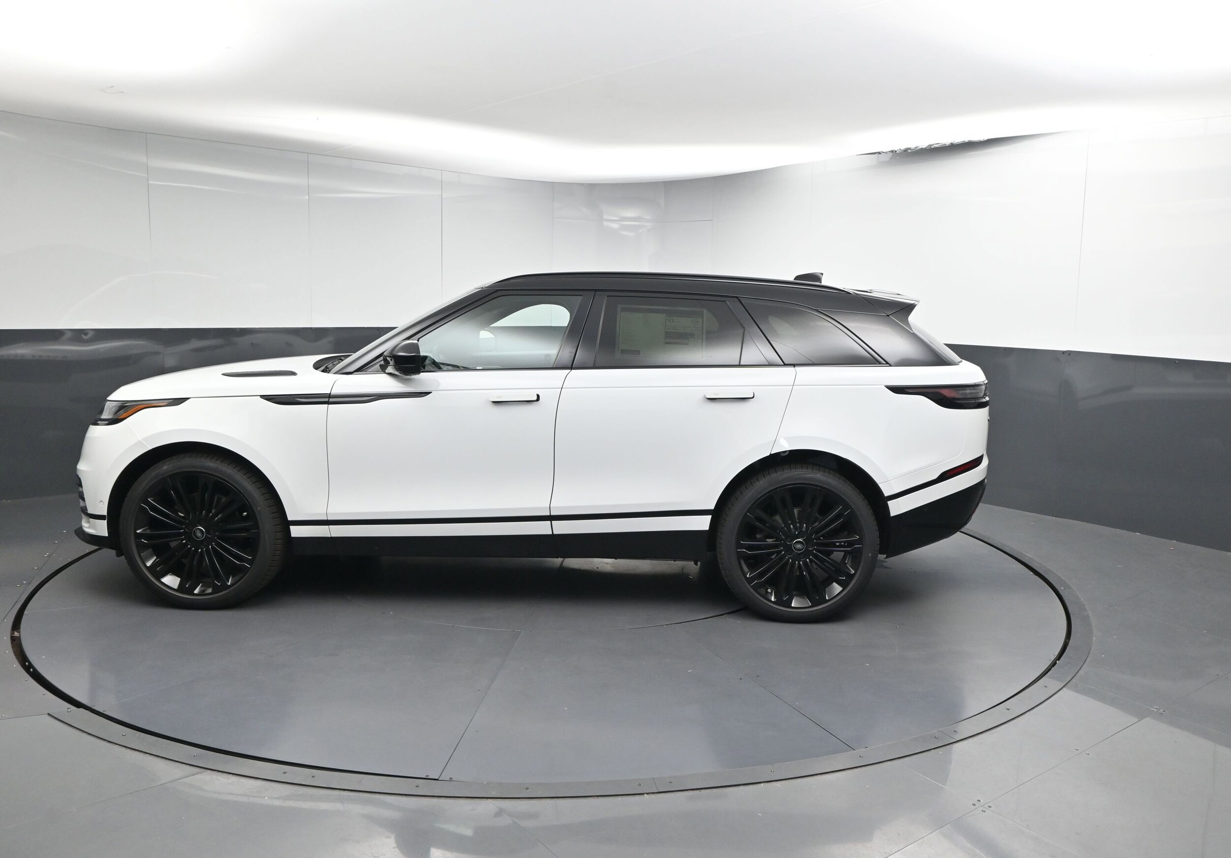 2026 Land Rover Range Rover Velar SE photo 2