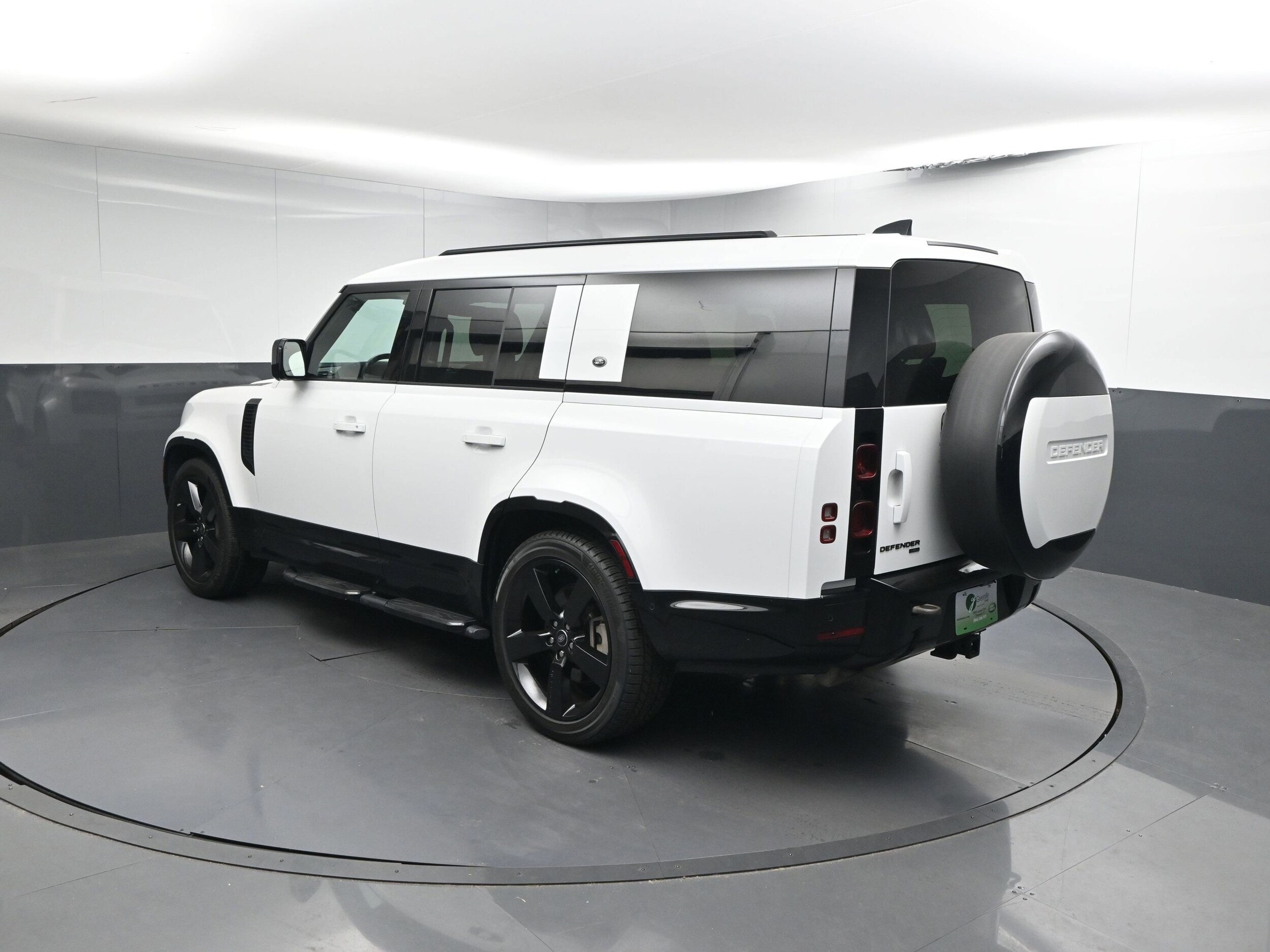 2023 Land Rover Defender 130 X-Dynamic SE photo 3